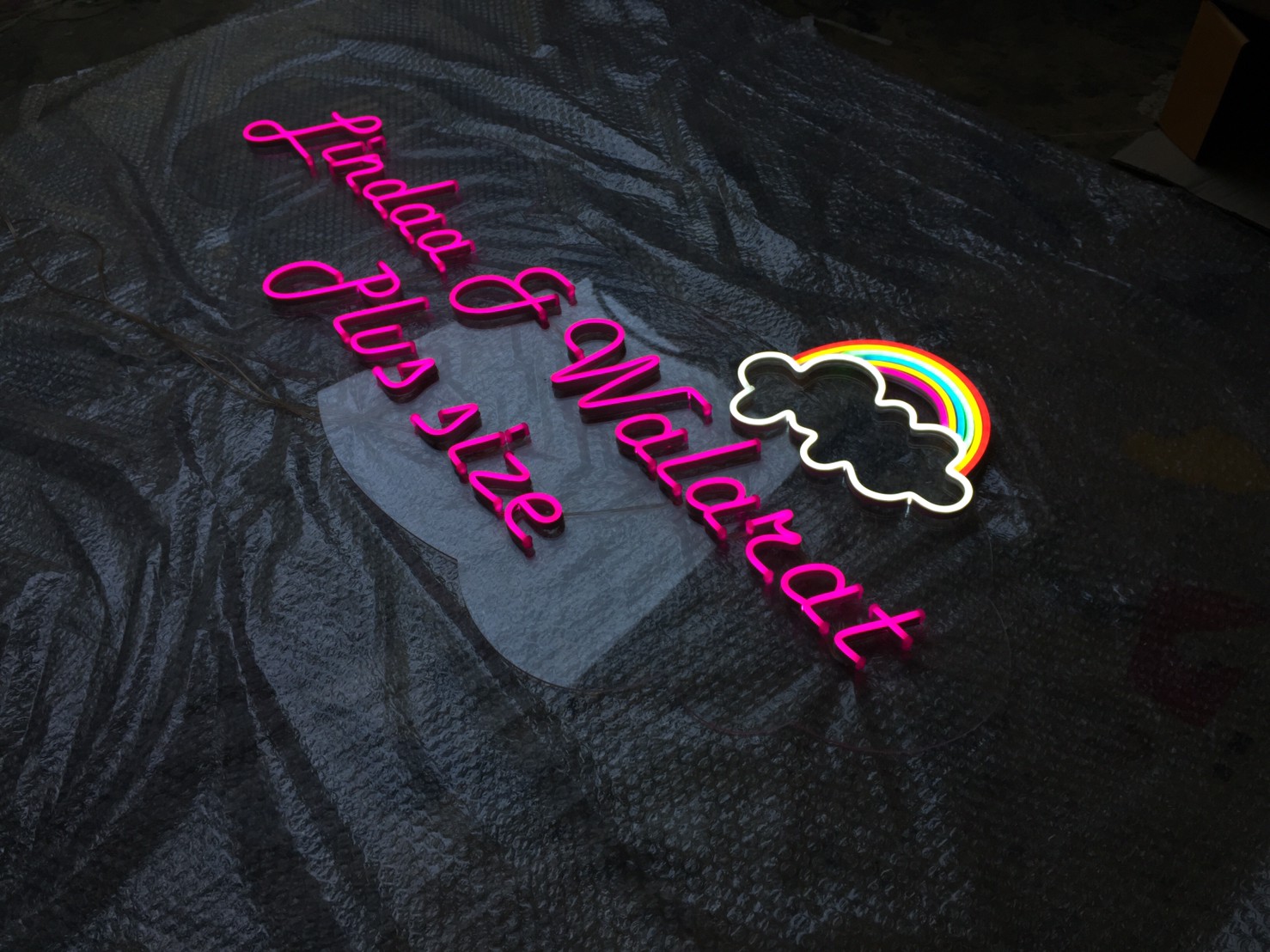 ไฟนีออน เฟค