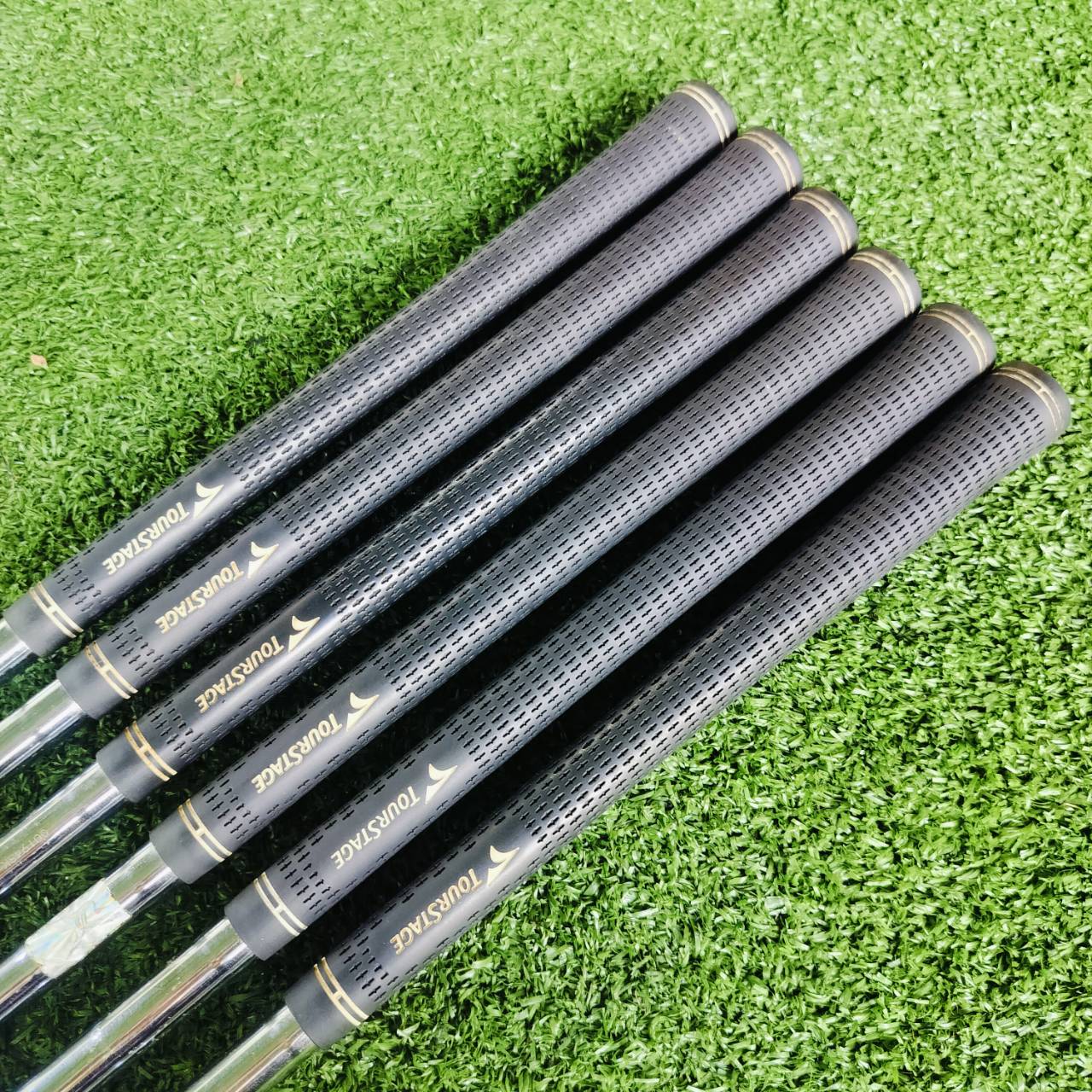 ชุดเหล็ก TOURSTAGE VIQ วัสดุ PREMIUM FORGED สวยจัด ตีนุ่มแบบจัดๆ และตีง่าย พรีเมี่ยมจริง มี CAVITY ช่วยให้ตีง่ายขึ้น และ ตีตรงอย่างมากเลยค่ะ แน่นๆ สปินดีด้วย ก้าน NS PRO V90 FLEX R เบา 90 กรัม ไม้กอล์ฟพรีเมี่ยมมือสอง ของแท้ By NakaraLuxurious