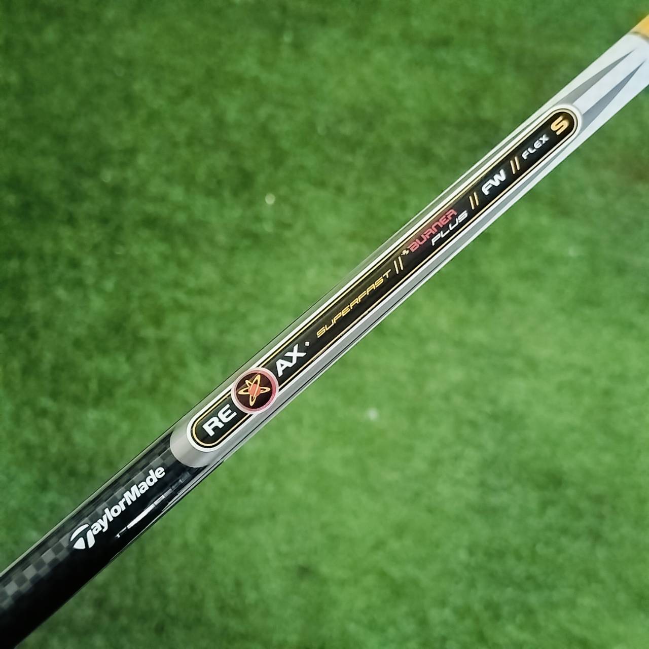 FW5 TAYLORMADE BURNER องศา 18 ก้าน RE*AX SUPERFAST FLEX S ตีง่าย รูปทรงยื่นออกทางด้านหลังเยอะ ทำให้ชดเชยความผิดพลาดได้มากๆ ไม้กอล์ฟพรีเมี่ยมมือสอง ของแท้ By NakaraLuxurious