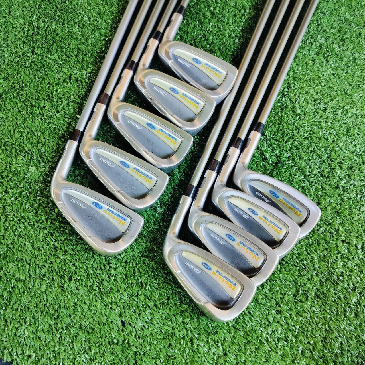 ชุดเหล็ก MIZUNO NOTUS SYNCHRO TURN 57+3 ก้าน NOTUS FLEX R มีเหล็ก 3-9 PW และ FW ตีไกลมาก องศาชันขึ้น แต่ตีลอยง่าย ไม้กอล์ฟพรีเมี่ยมมือสอง ของแท้ By NakaraLuxurious