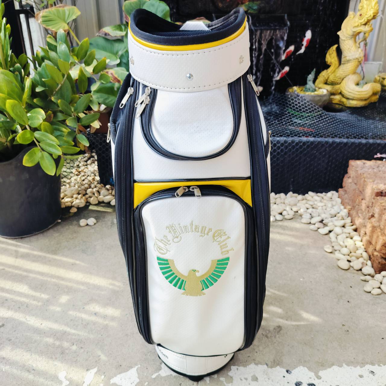 ถุงกอล์ฟ THE VINTAGE มือสอง สภาพสวยมากๆ ถุง TOUR ใบใหญ่ พื้นสีขาว มีขลิปด้วยหนังแก้วหลายจุด ไม้กอล์ฟพรีเมี่ยมมือสอง ของแท้ By NakaraLuxurious