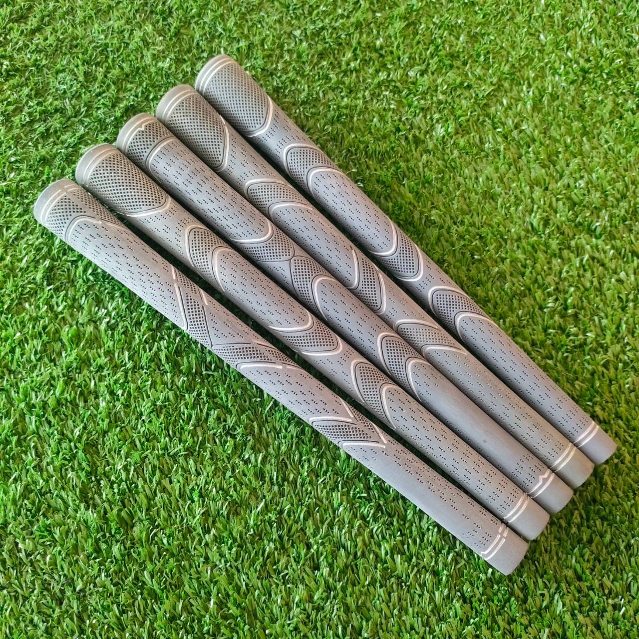 **ราคาต่อชิ้น** GRIP CUSTOM ของใหม่!!! วัสดุพรีเมี่ยม ออกแบบลายให้จับพอดีกับลักษณะมือ!! มือหนึ่ง ของแท้ BY NakaraLuxurious