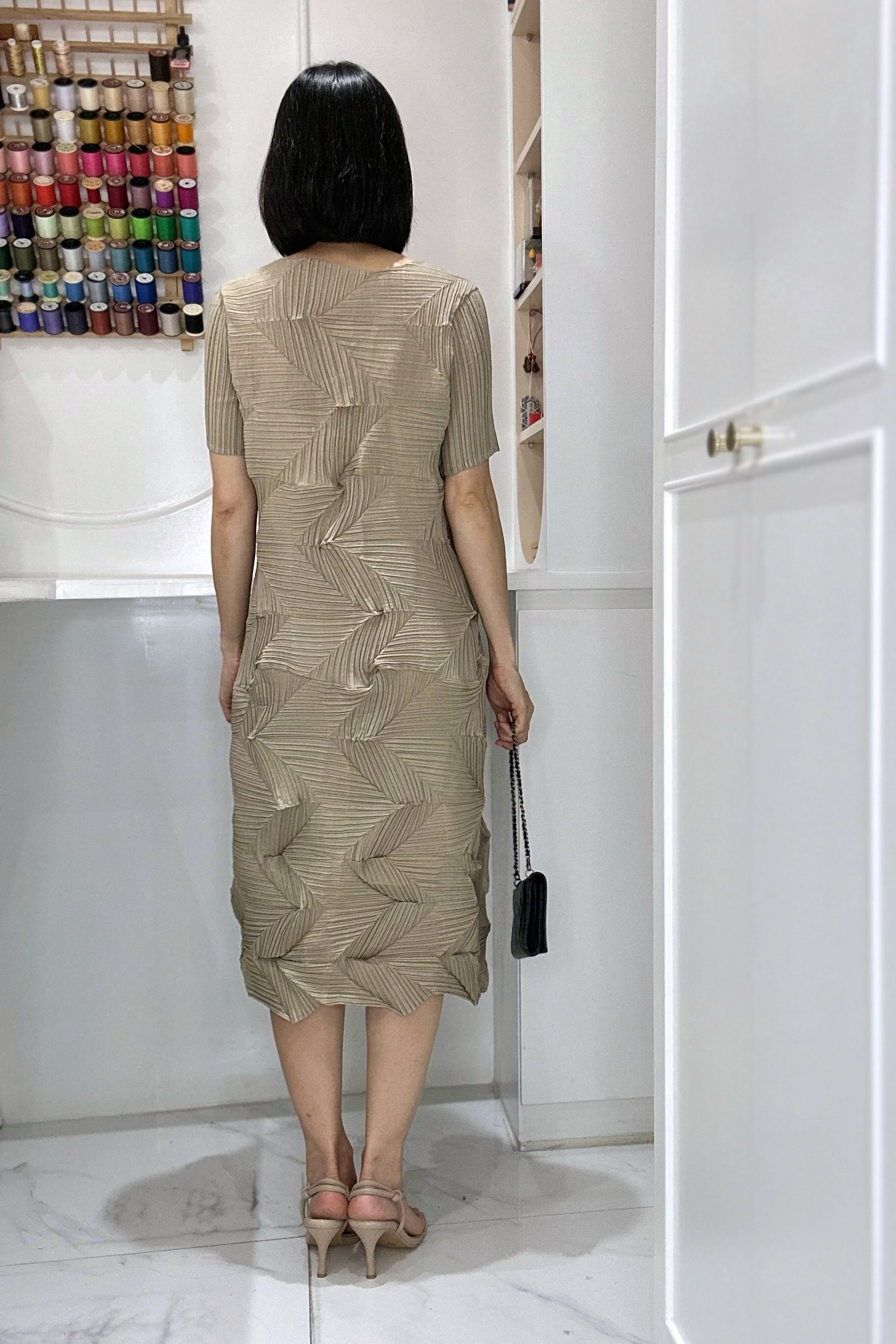 อกถึง 40นิ้ว 2MUAY GJO5633 เดรสพลีทคุณภาพ SHORT SLEEVE ZIGZAG PLEAT DRESS 4สี FREE SIZE