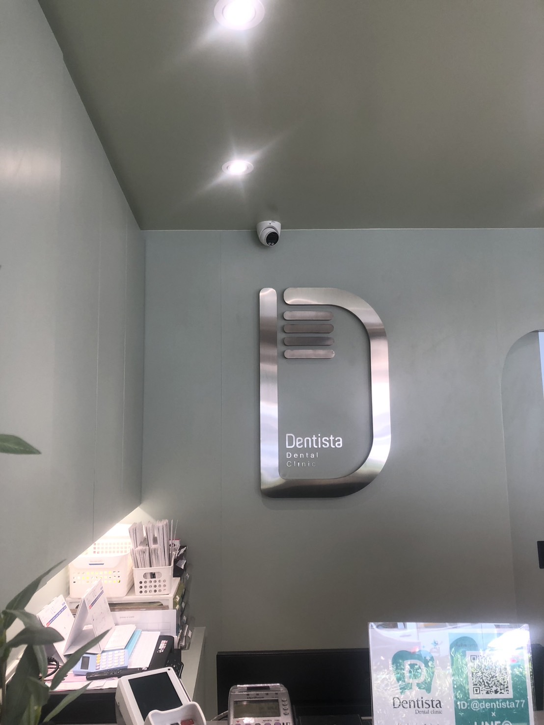 อักษรเเสตนเลสสีเงินแฮร์ไลน์ '' D ''