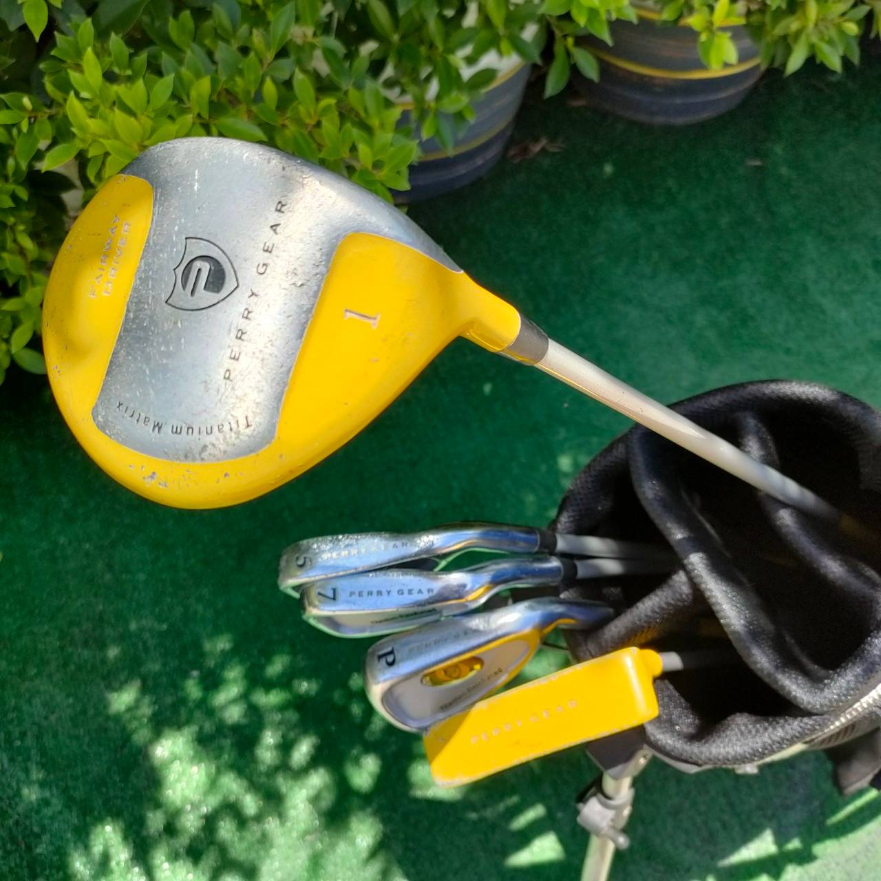 ***ไม้กอล์ฟสำหรับเด็ก*** KIDS SET PERRY GEAR มือสอง ทั้งชุดประกอบด้วย DRIVER และ เหล็ก 5 7 P PUTTER PERRY ถุงกอล์ฟ PERRY ขาตั้ง ไม้กอล์ฟมือสอง ของแท้ BY NakaraLuxurious