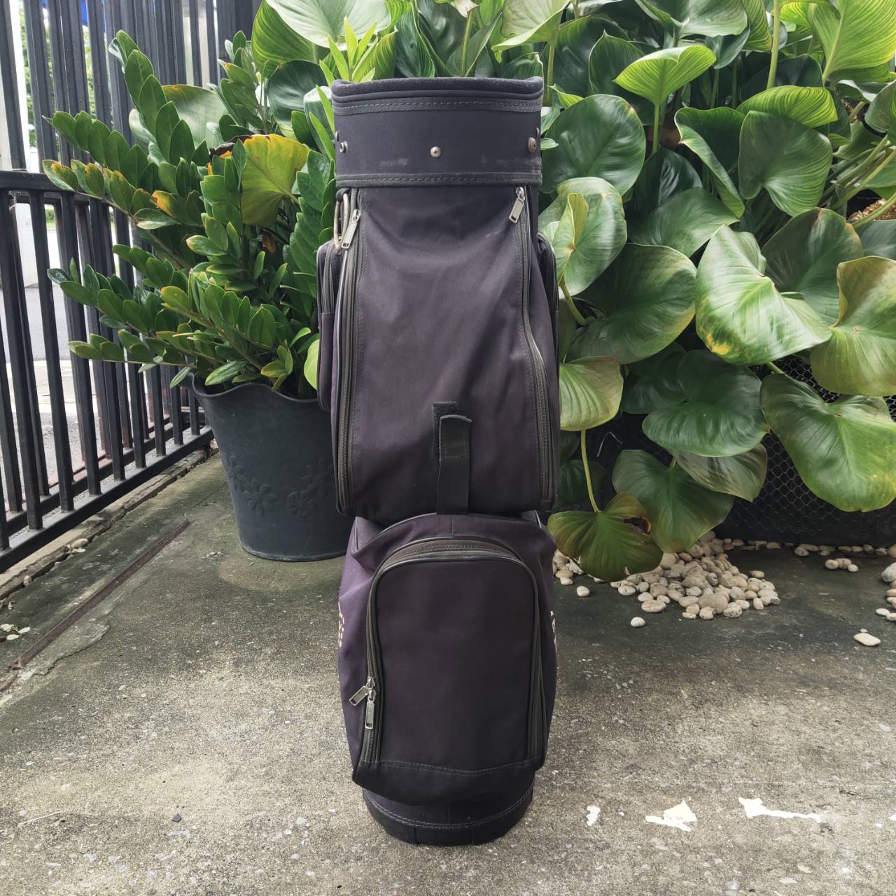 ถุงกอล์ฟ MERCURY มือสอง **แป๊กหลุด 1 จุด** สภาพโดยรวมพร้อมใช้เลยค่ะ