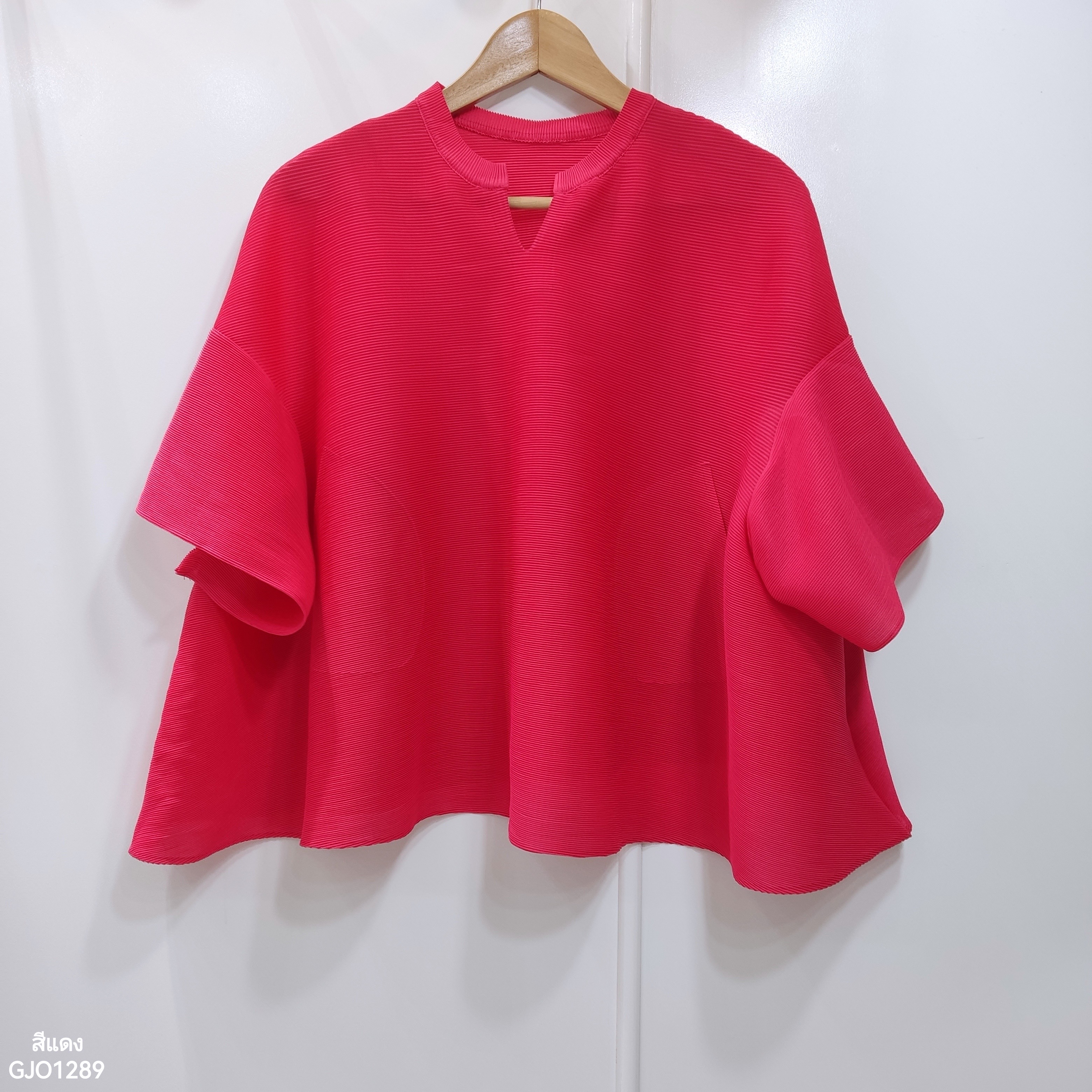 2MUAY รุ่น GJO1289 เสื้อพลีทคุณภาพ OPEN NECK FLARE SLEEVE PLEATED TOP สีดำ FREE SIZE