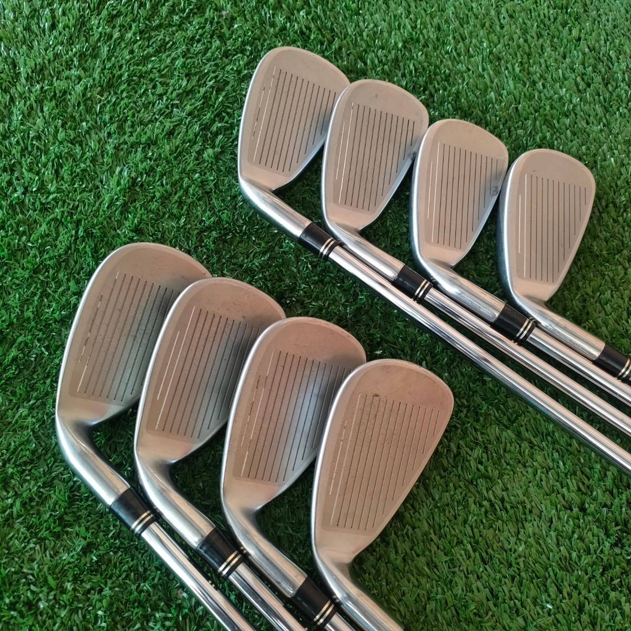 ชุดเหล็ก TAYLORMADE r7 XD มีเหล็ก 3-9 เเละ PW ก้าน TAYLORMADE FLEX R รุ่น XD เป็นรุ่นหน้าเด้งนะครับ ที่หน้าไม้จะมีแผ่นไทเทเนียมอีก 1 ชั้นครับ สังเกตที่รูปหน้าไม้ จะมีขอบแผ่นอยู่ครับ ทำให้ชุดนี้ทั้งตีง่ายและตีไกลแบบจัดๆ ไม่ต้องส่งมาก็สามารถตีได้ดีครับ