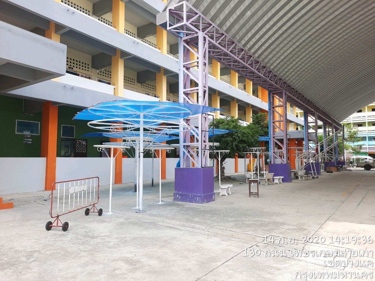 ราชวินิตประถม(บางแค)ทำเวที,ประตู,ที่นั่ง,สนามเด็กเล่น