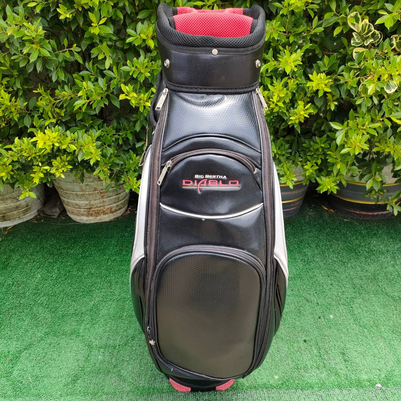 ถุงกอล์ฟ CALLAWAY DIABLO มือสอง สภาพสวยเดิมเรียบร้อย ลายสวยมากๆๆ เป็นถุง TOUR ใบใหญ่ 9 นิ้ว ช่องครบเครื่อง น้ำหนักเบามาก กันน้ำด้วย ใช้ดีมาก!! มือสอง ของแท้ BY NakaraLuxurious