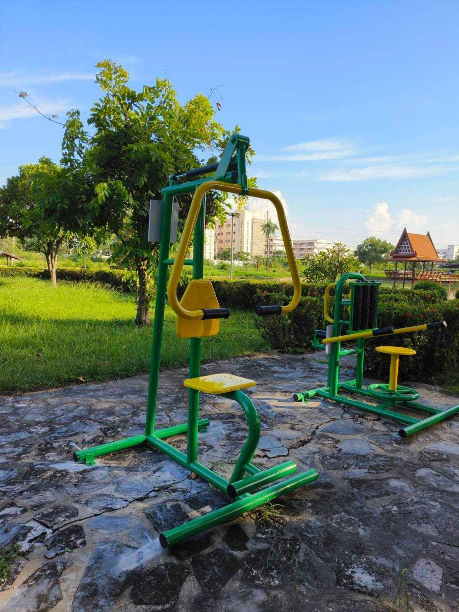 เครื่องออกกำลังกาย กลางแจ้ง ชุดอุปกรณ์บริหารแขน-หัวไหล่-หน้าอก (แบบดึงยกตัว) ลานกีฬา อเนกประสงค์ สนามกีฬา สั่งผลิตตามสีที่ต้องการได้ ขนาด 80 x 120 x 190 ซม.