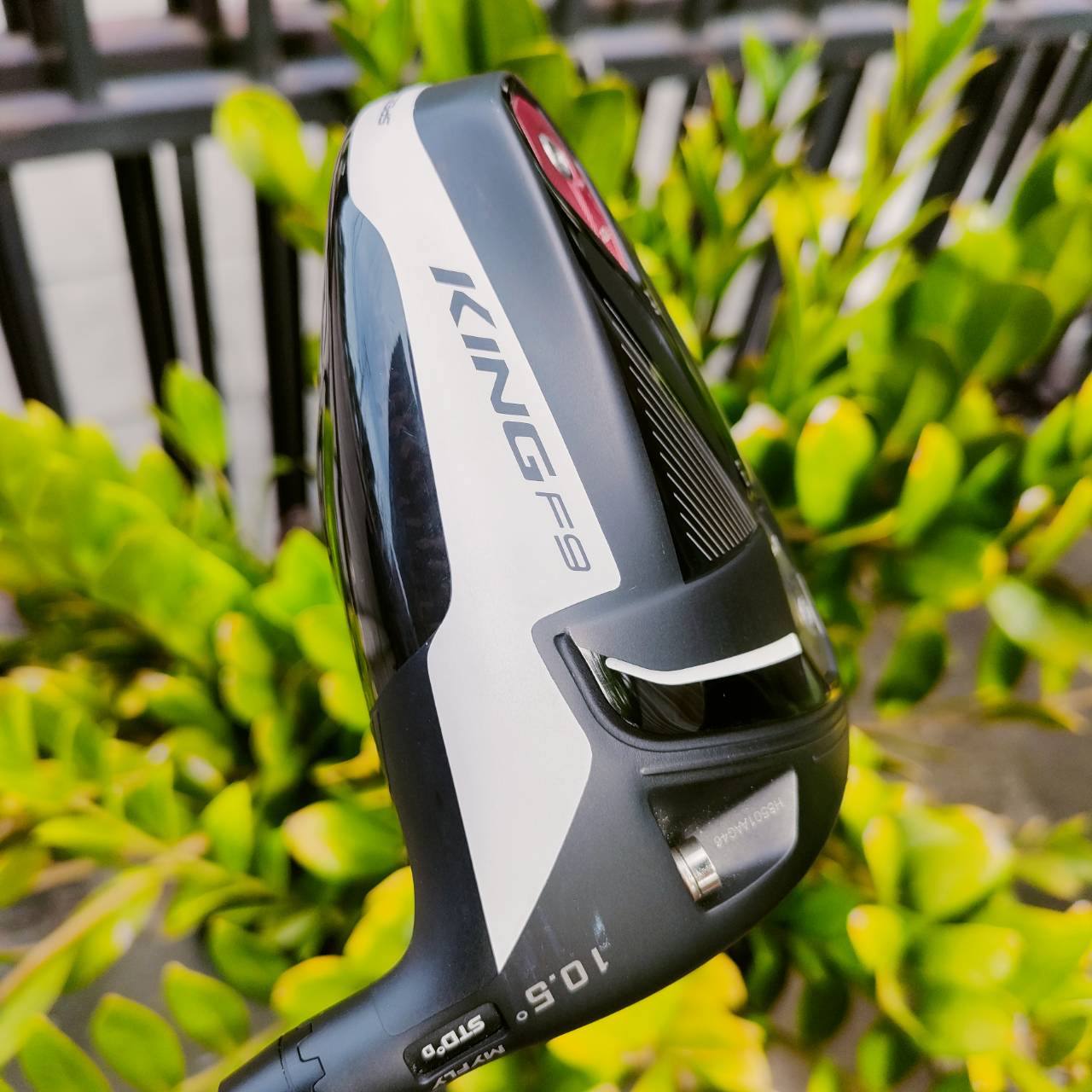 Driver Cobra King F9 สภาพสวยงาม มี COVER เดิม ก้าน FUJIKURA SPEEDER EVOLUTION FLEX S รูปลักษณ์ที่ได้แรงบันดาลใจมาจากรถซูเปอร์คาร์ ขณะที่คอนเซ็ปต์ด้านประสิทธิภาพ หลักๆ แล้วถูกออกแบบมาเพื่อให้โดดเด่นด้านแอโรไดนามิกส์มากที่สุดอย่างที่ไม่เคยมีมาก่อน ไม้กอล์ฟพ