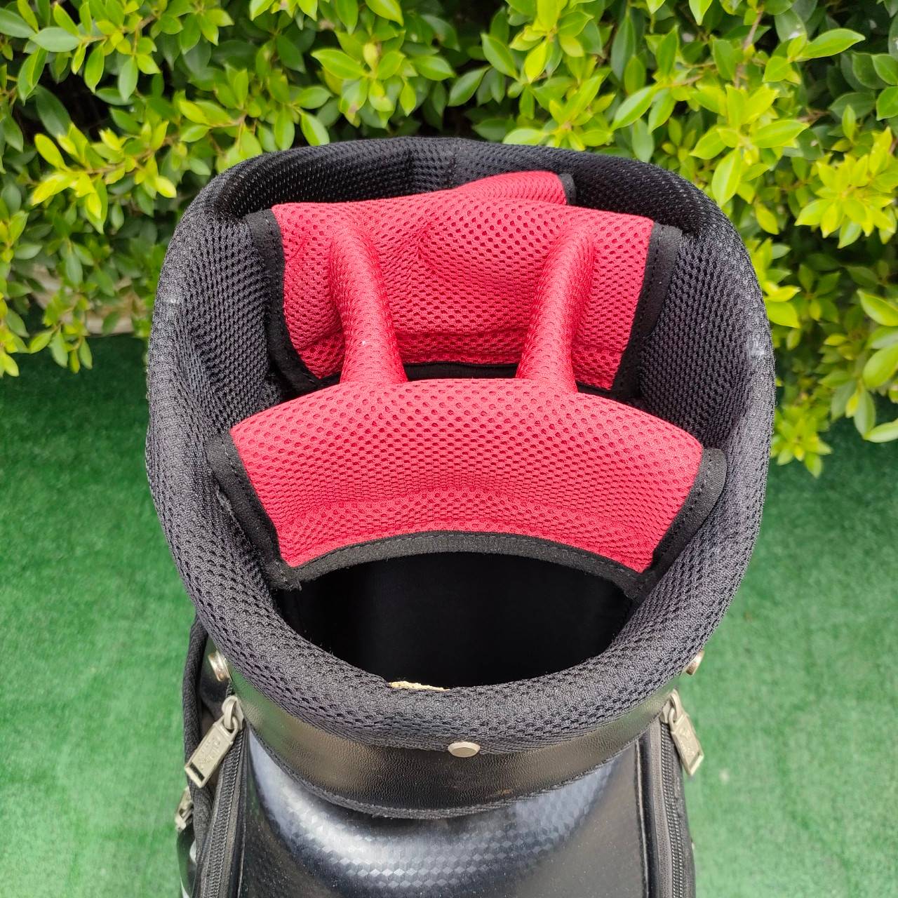 ถุงกอล์ฟ CALLAWAY DIABLO มือสอง สภาพสวยเดิมเรียบร้อย ลายสวยมากๆๆ เป็นถุง TOUR ใบใหญ่ 9 นิ้ว ช่องครบเครื่อง น้ำหนักเบามาก กันน้ำด้วย ใช้ดีมาก!! มือสอง ของแท้ BY NakaraLuxurious