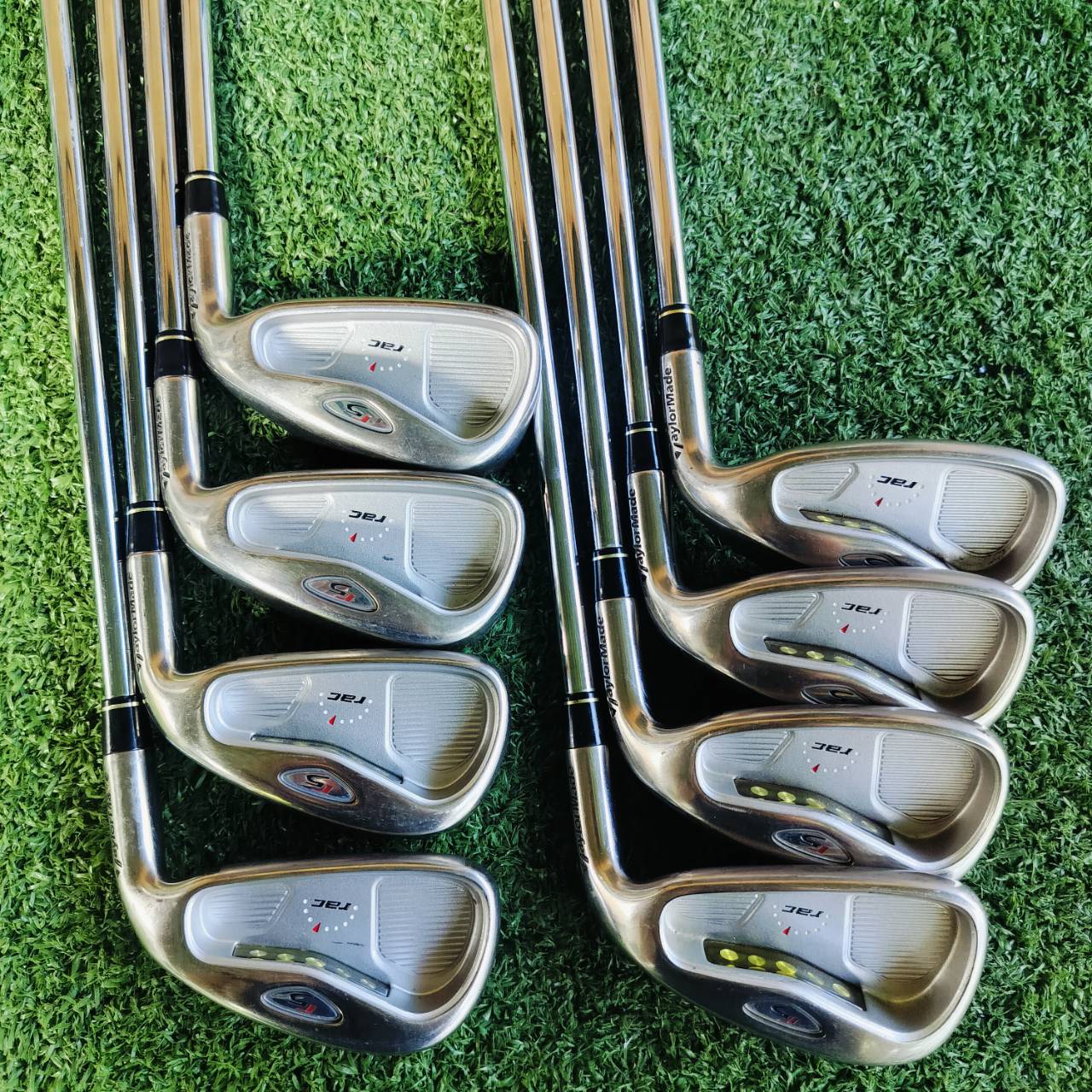 ชุดเหล็ก Taylormade RAC R5 รุ่นนี้ตีง่ายอย่างมาก และถ้าใครเลยลอง จะรู้ว่าตีไกลกว่าปกติมาก ไม้กอล์ฟพรีเมี่ยมมือสอง ของแท้ By NakaraLuxurious