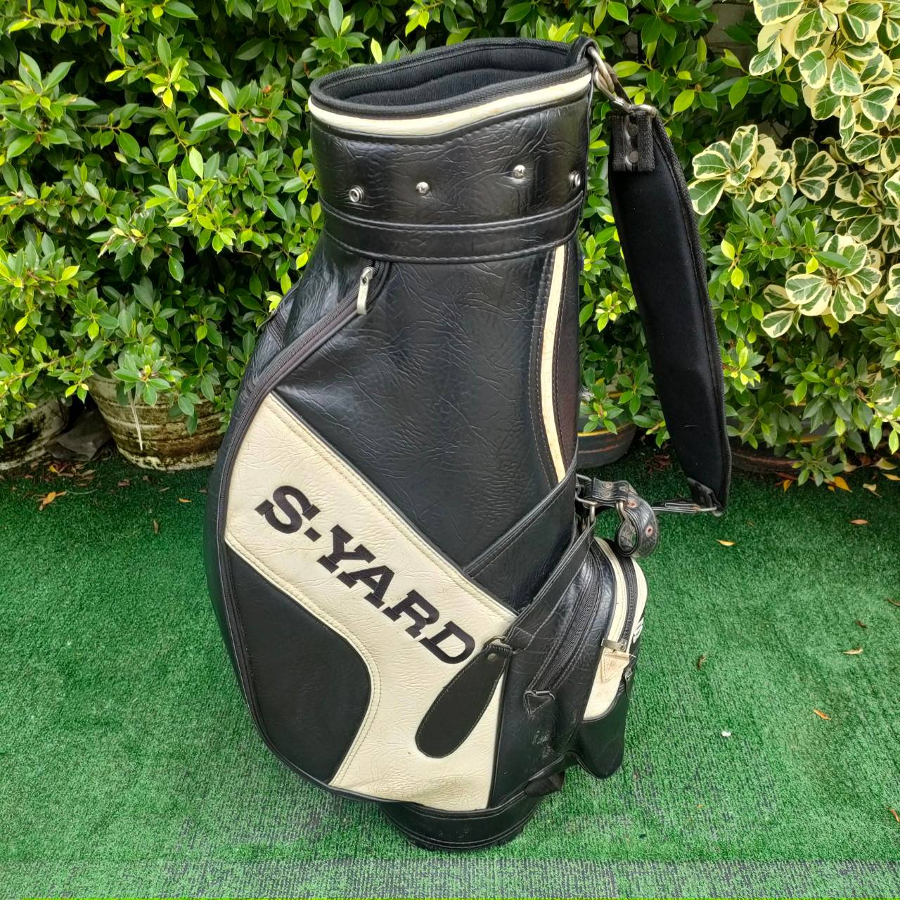 ถุงกอล์ฟ S-YARD T9 DRIVER มือสอง **ตำหนิมีรอยขาดตรงที่จับเเละ COVER มีรอยขาด**โปรดสังเกตตำหนิให้ดีก่อนซื้อ** มือสอง ของแท้ BY NakaraLuxurious