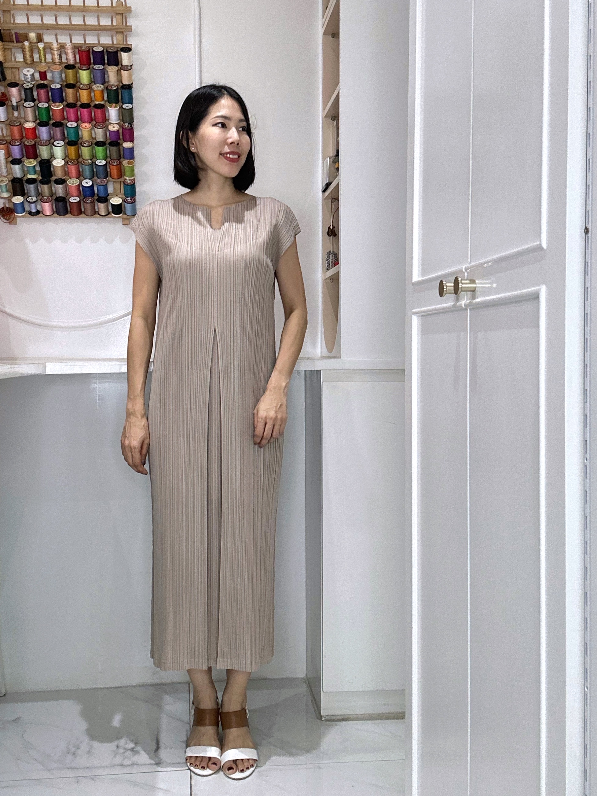2MUAY รุ่น GJO1530 เดรสพลีทคุณภาพ OPEN NECK CAP SLEEVE PLEATED DRESS 10 สี FREE SIZE