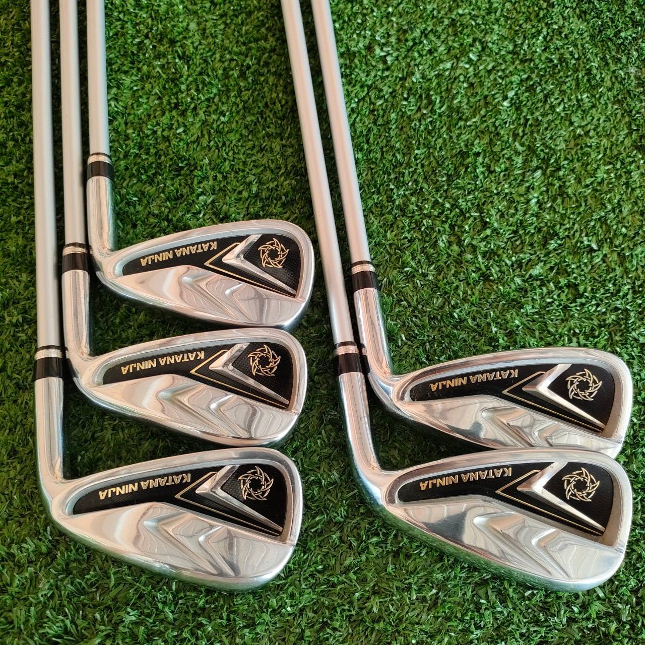 ชุดเหล็ก KATANA NINJA มีเหล็ก 6-9 เเละ PW ก้าน NINJA VOLTIO FLEX SR ตีไกลแบบจัดๆ ไกลกว่าปกติ 1 - 2 เหล็ก หน้าไม้ชันขึ้นมาก แต่ตีลูกลอยง่ายจัด และชดเชยความผิดพลาดสูง วัสดุพรีเมี่ยม ใบไม่ใหญ่เทอะทะ ก้านก็ดีมากๆครับ เหล็ก 6 ก็ไกลกว่าเหล็ก 5 หลายยี่ห้อครับ!!!