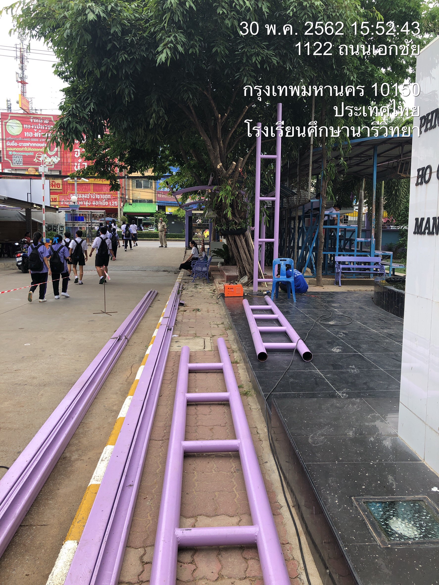 รร. ศึกษานารี ทำหลังคาทางเชื่อมอาคารเรียน