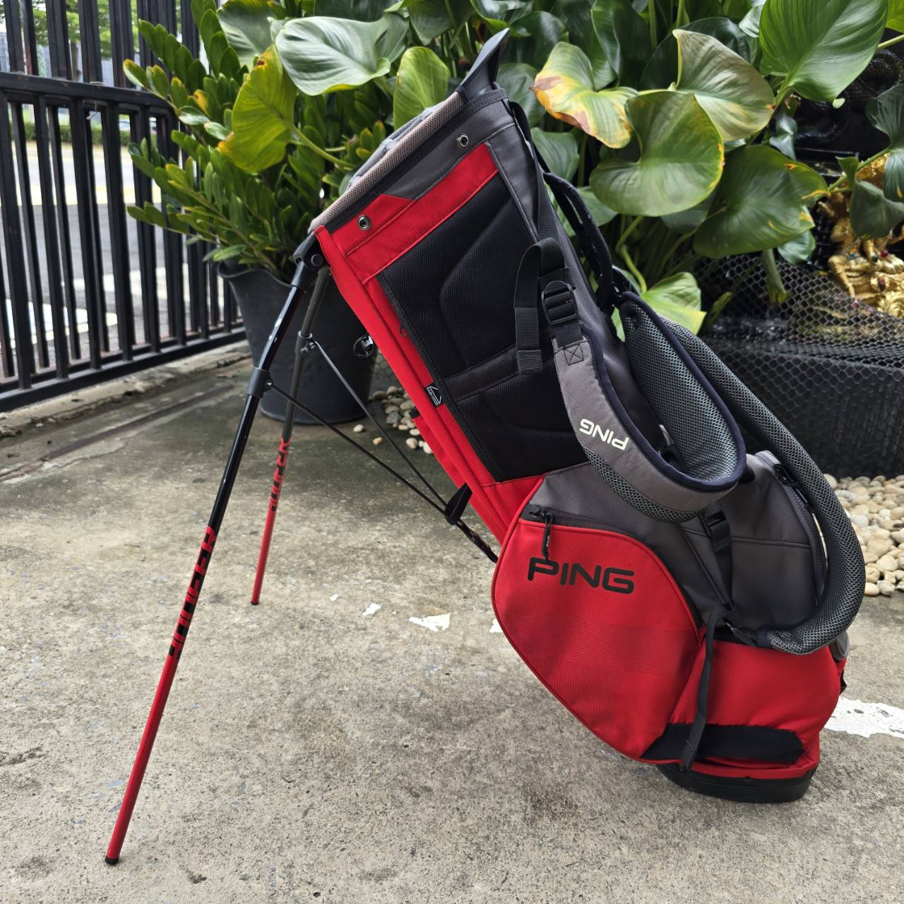 ถุงกอล์ฟ PING HOOFER14 มือสองของแท้ ถุงกอล์ฟแบบ 14 ช่อง เบาเพียง 2.5 กิโลกรัม วัสดุที่ทนทานแข็งแรง มีช่องใส่ของเยอะมาก