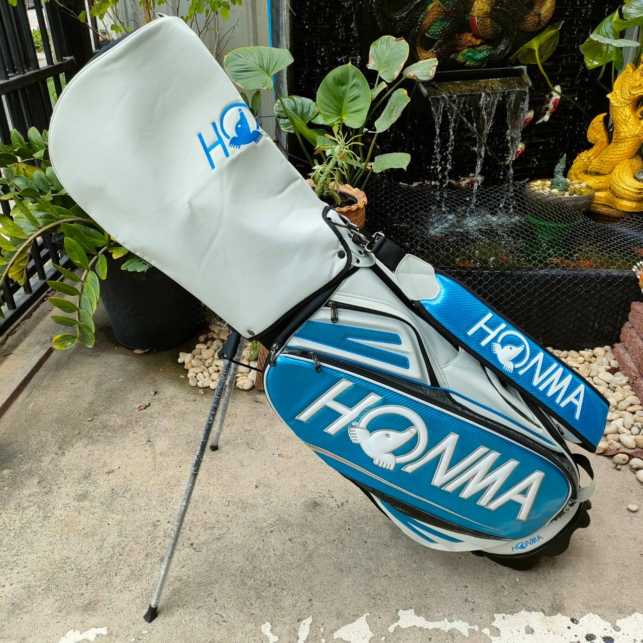 ถุงกอล์ฟขาตั้ง HONMA มือสอง ของแท้ ขาตั้งสวยมาก ใบไม่เล็ก ใส่ไม้กอล์ฟและของได้ครบมากๆ ** ขอบข้างลอกเล็กน้อย ** มีรูปให้ขมชัดเชนค่ะ พรีเมี่ยมมือสอง ของแท้ By NakaraLuxurious