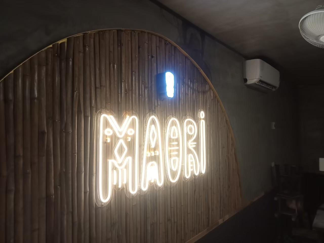 ไฟนีออน เฟค