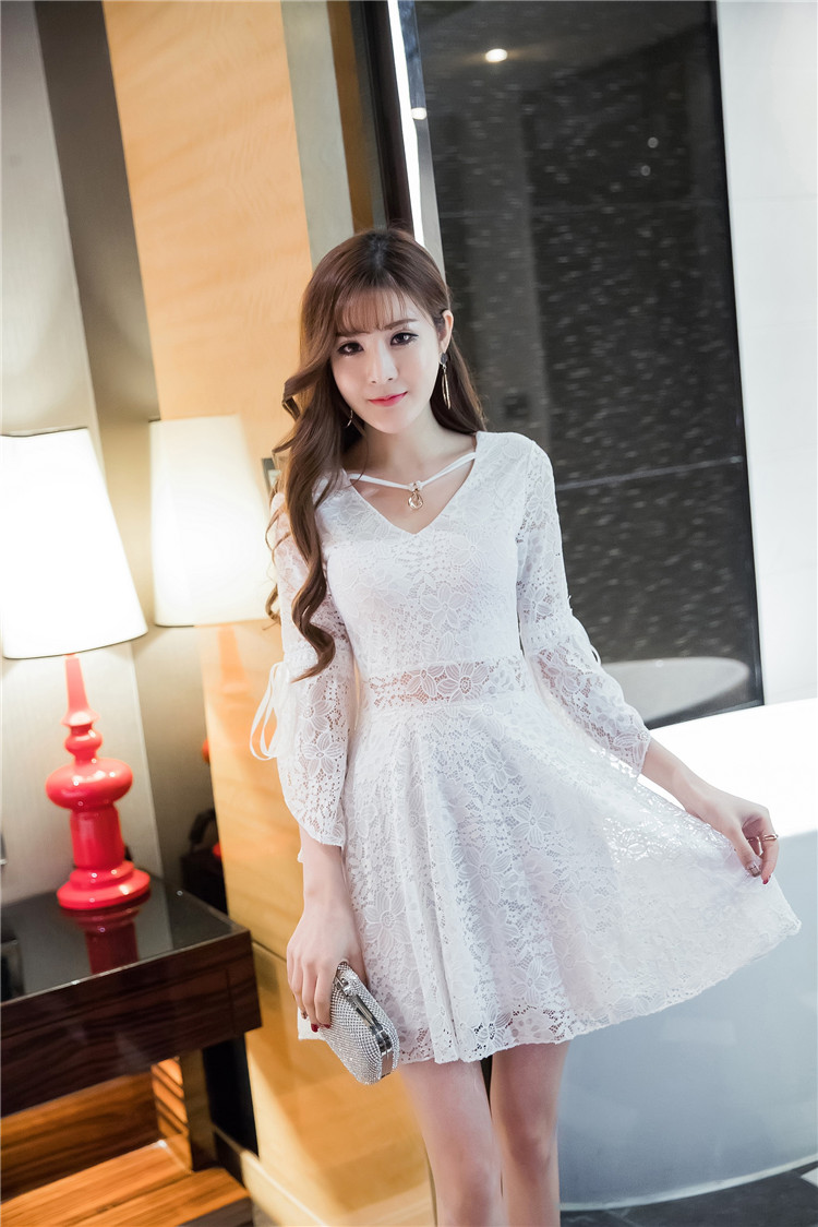 เดรสแฟชั่นเกาหลี ผ้าลูกไม้ ปลายแขนแตร ดีเทลคอเสื้อมีสร้อยคอ สีขาว