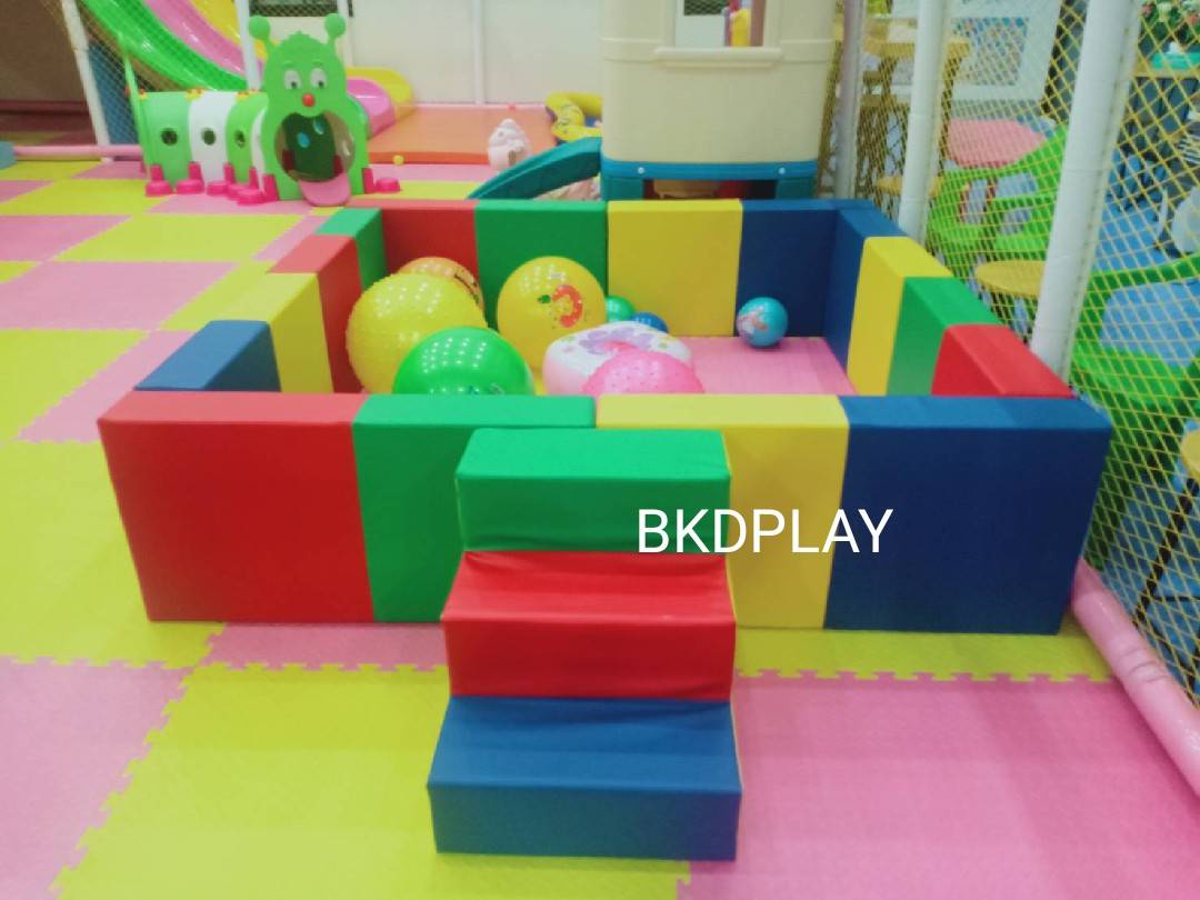 บ่อบอลพร้อมบันได ห้องบอล คอกกั้นเด็ก บุนวมนิ่ม,คอกกั้น, เบาะนุ่มนิ่ม หนัง soft play, indoor playground ของเล่นเสริมพัฒนาการ รับสั่งทำบ่อบอล ตามขนาด