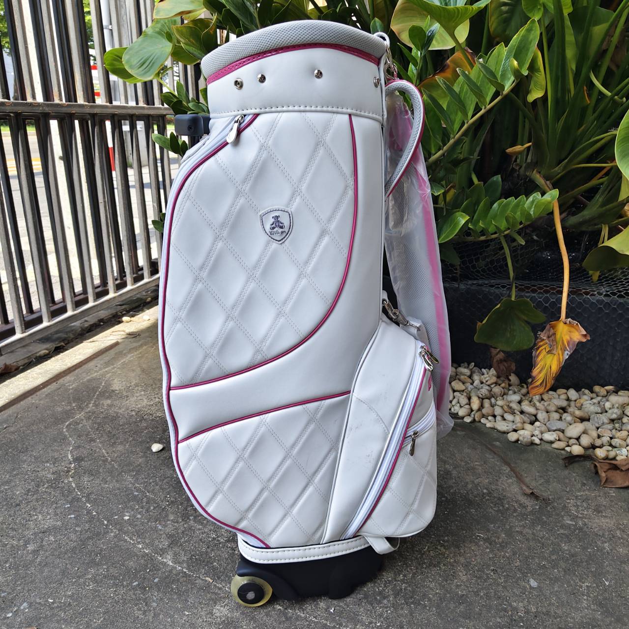 ถุงกอล์ฟ WILSON **มีล้อลาก** มือสองสภาพสวยมาก แทบไม่ได้ใช้ วัสดุดีมากๆ น่าใช้แบบสุดๆเลยค่ะ