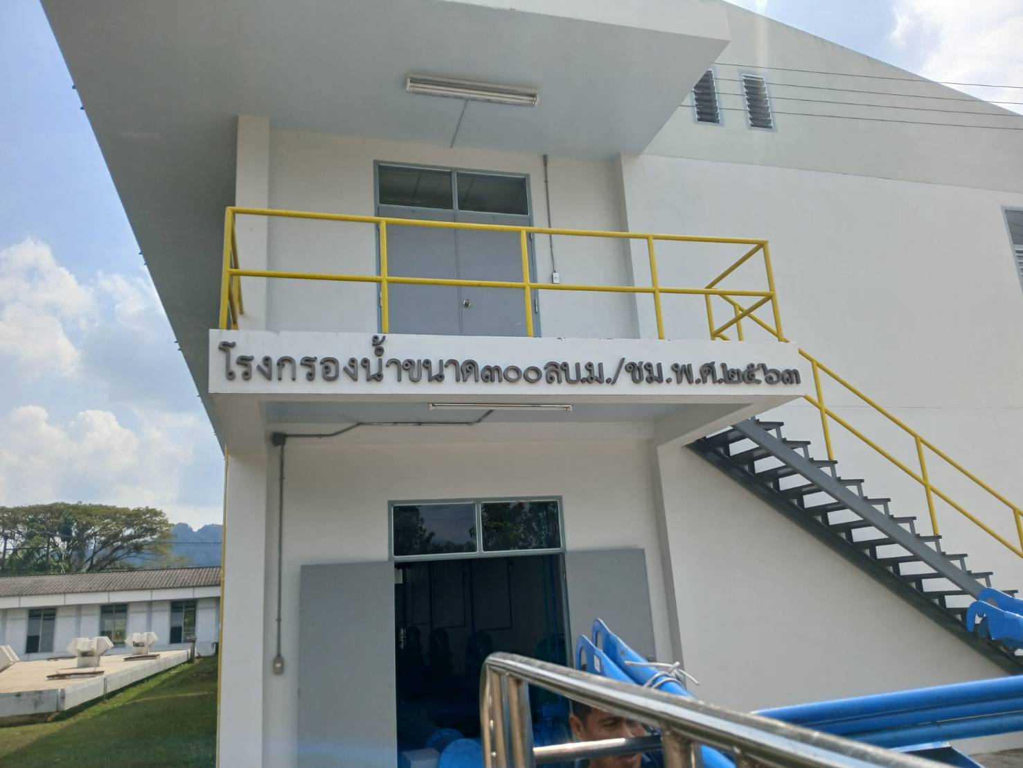 อักษรเเสตนเลส รมดำ " โรงกรองน้ำ ขนาด๓๐๐ลบม./ชม.พ.ศ.๒๕๖๓ "