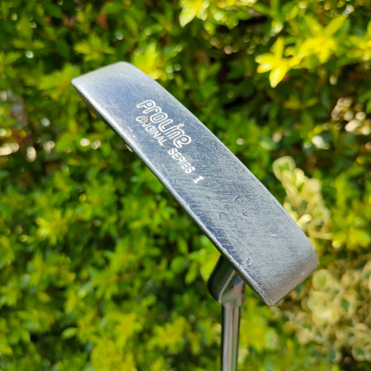 PUTTER PROLINE ORIGINAL SERIES I ความยาว 33 นิ้ว ก้าน PRECISION ด้านหลังสีเส้นเล็งสามขีด เหวี่ยงง่ายๆนุ่มๆ ไม้กอล์ฟมือสอง ของแท้ BY NakaraLuxurious