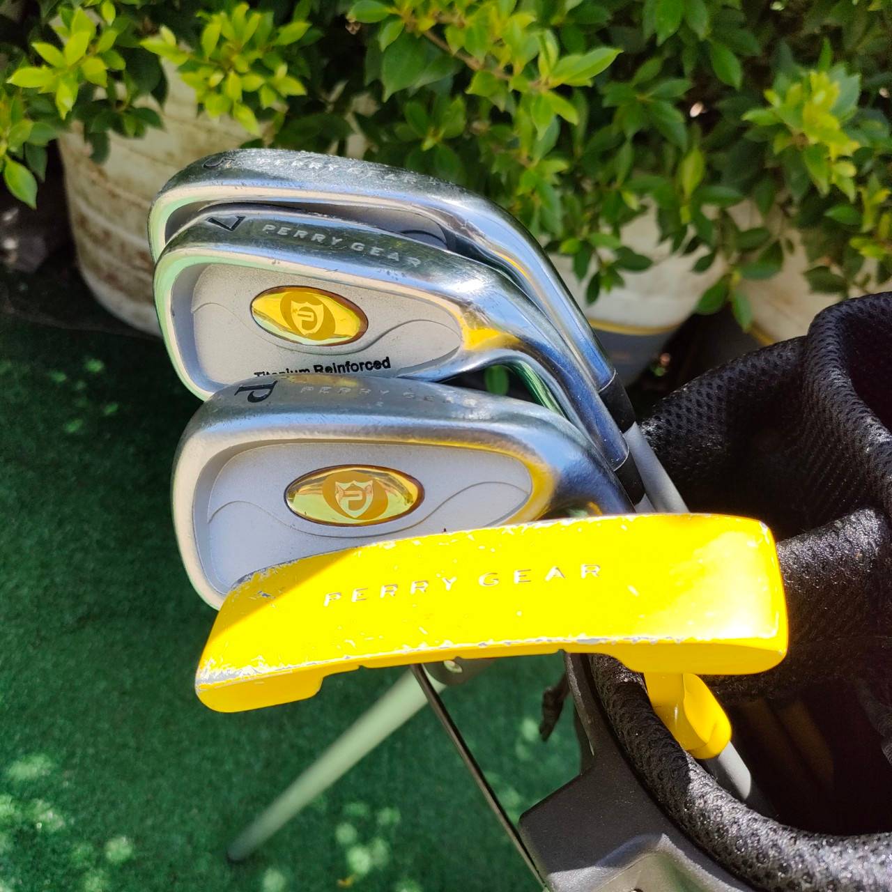 ***ไม้กอล์ฟสำหรับเด็ก*** KIDS SET PERRY GEAR มือสอง ทั้งชุดประกอบด้วย DRIVER และ เหล็ก 5 7 P PUTTER PERRY ถุงกอล์ฟ PERRY ขาตั้ง ไม้กอล์ฟมือสอง ของแท้ BY NakaraLuxurious
