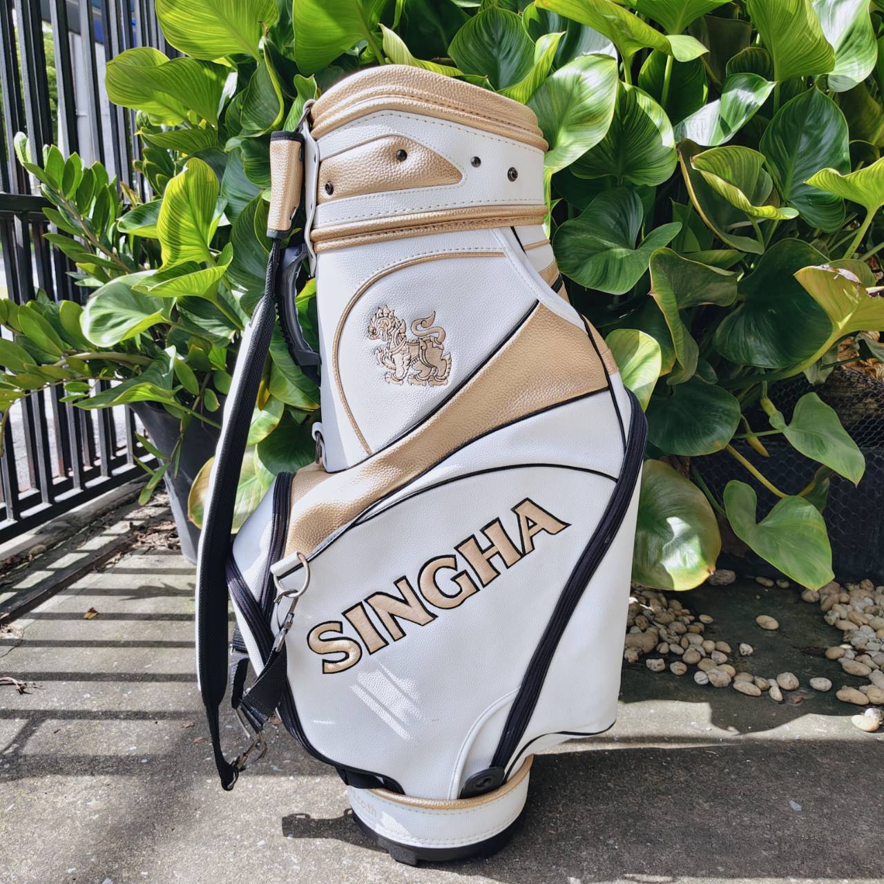 ถุงกอล์ฟ สิงห์ มือสองของแท้ เป็นถุง TOUR รุ่นนี้ สีขาวสวยมาก