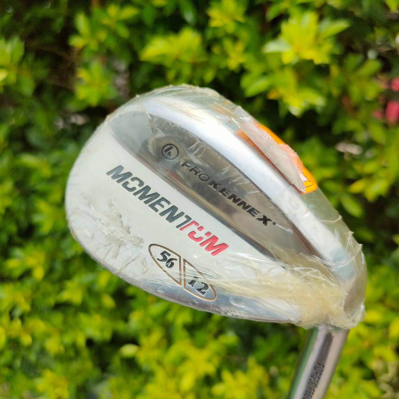WEDGE PROKENNEX MOMENRUN ของใหม่!!! องศา 56 เบาท์ 12 หน้ายิงทรายสวยมากๆๆๆ และกัดลูกแบบสุดๆๆๆ น้ำหนักดีมากๆ ไม้กอล์ฟมือหนึ่ง ของแท้ BY NakaraLuxurious