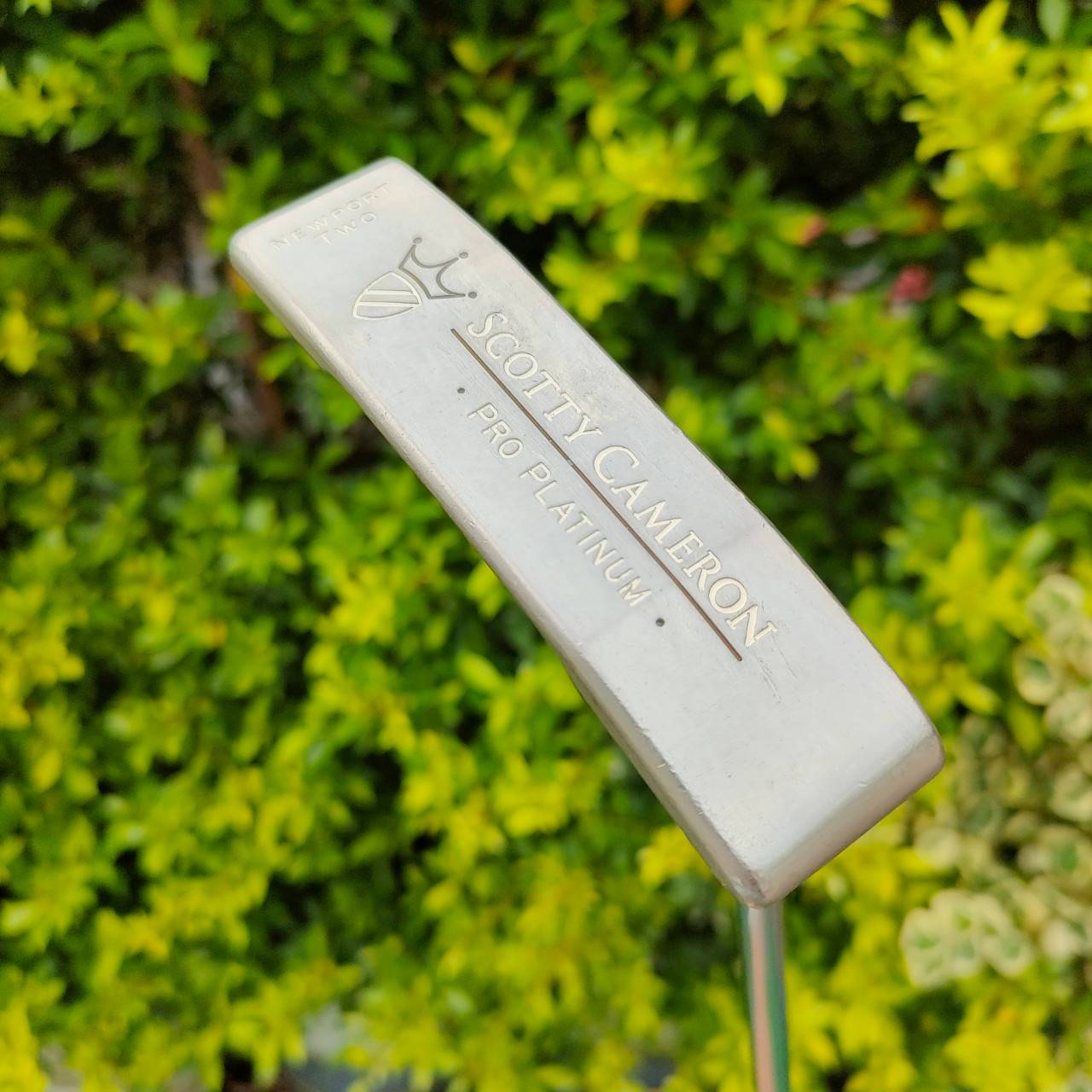 PUTTER SCOTTY CAMERON PRO PLATINUM รุ่นดังที่สุด NEWPORT TWO ยาว 34 นิ้ว พร้อม COVER เดิมตรงรุ่นของแท้ , วัสดุพรีเมี่ยม , พัตต์เกาะไลน์ หน้า MILLED น้ำหนักดี!!! ไม้กอล์ฟมือสอง ของแท้ BY NakaraLuxurious