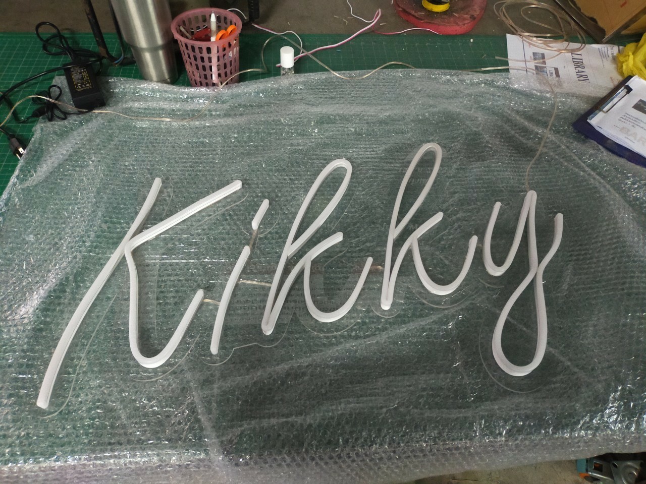 ไฟนีออน เฟค