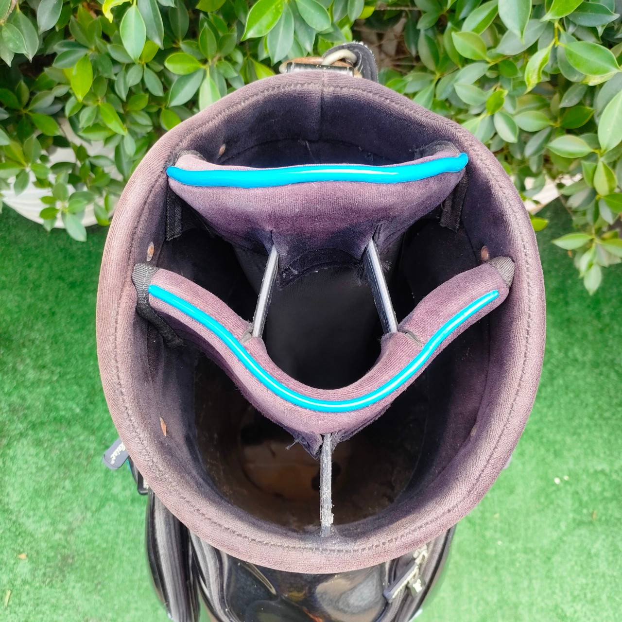 ถุงกอล์ฟ TITLELIST มือสอง ถุงใบใหญ่ ถุง TOUR หนังแก้ว สภาพกลางๆครับ พร้อมใช้