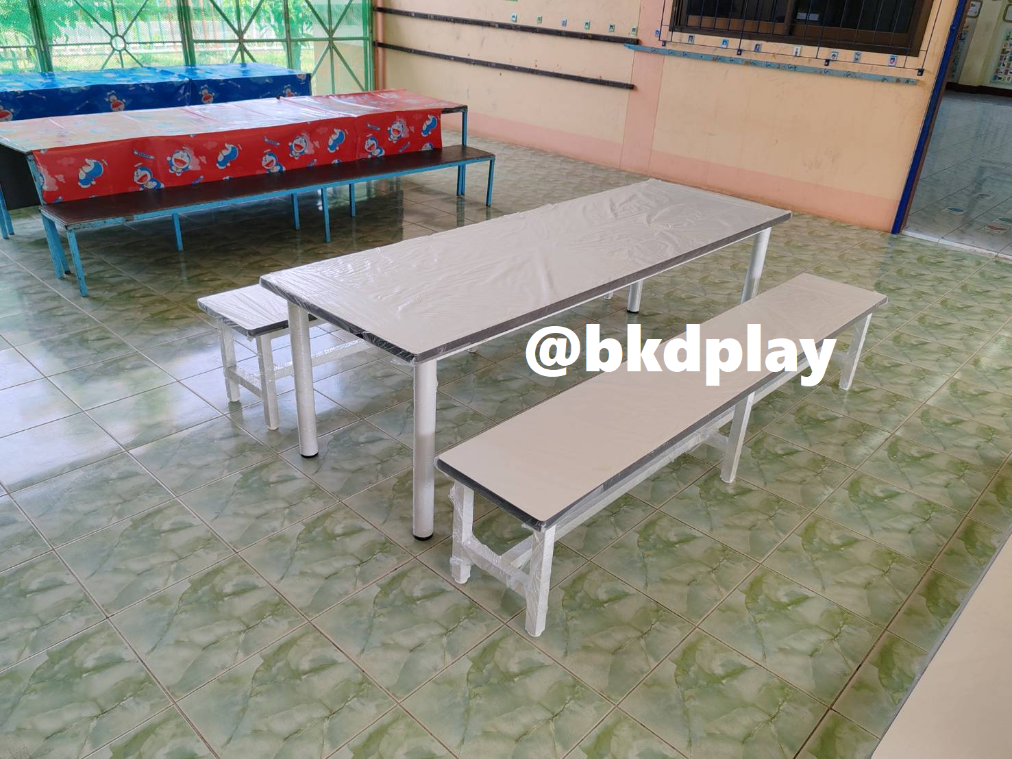 โต๊ะโรงอาหาร หน้าขาว พร้อมม้านั่งยาว2ตัว ขาเหล็กกลม2 นิ้ว หนา 1.2มิล สำหรับเด็ก -ผู้ใหญ่ โรงเรียน โรงงาน โรงพยาบาล โต๊ะโรงอาหาร สั่งผลิตได้ทุกสี