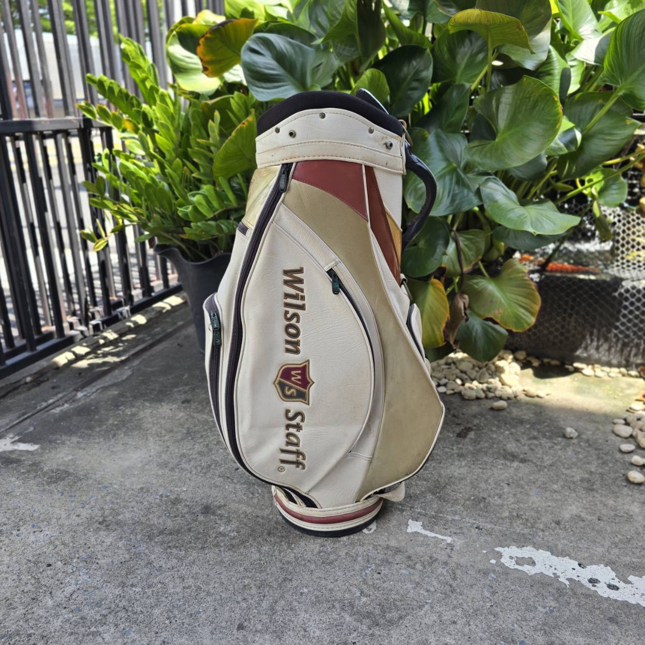 ถุงกอล์ฟ WILSON STAFF ** ไม่มีสายสะพาย ** มือสอง ถุง TOUR ใบใหญ่ สภาพสวยเดิมๆเลยค่ะ ใส่ไม้กอล์ฟและของได้ครบครัน