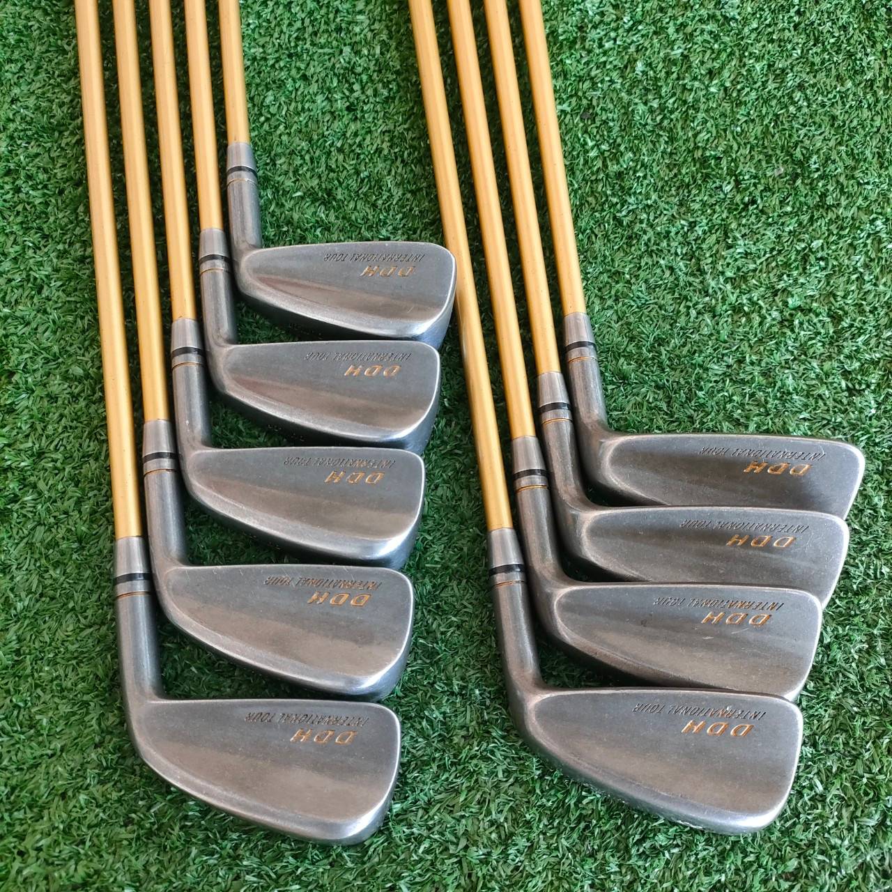 ชุดเหล็ก DUNLOP DDH มีเหล็ก 3-9 เเละ PW SW ก้าน DDH INTERNATIONAL TOUR FLEX S รุ่นก้านทอง ก้านกราไฟต์นุ่ม ปลอกคอพิเศษ สวยพรีเมี่ยม ตีง่าย ใบไม่ใหญ่ก้านพรีเมี่ยม ไม้กอล์ฟมือสอง ของแท้ BY NakaraLuxurious