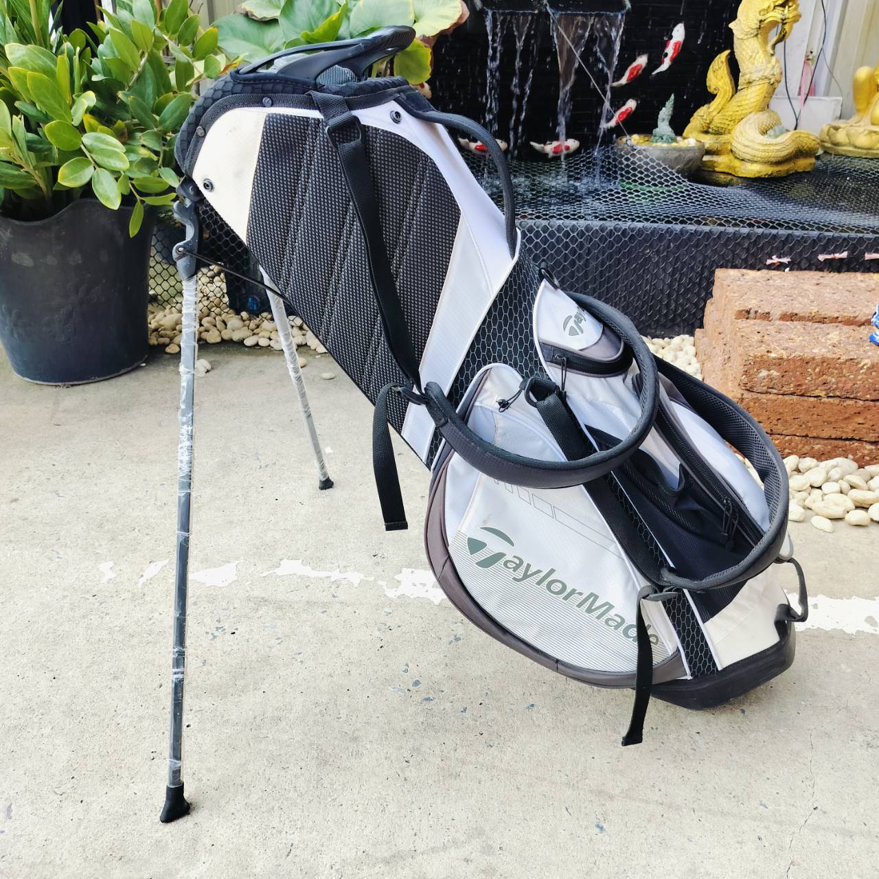 ถุงกอล์ฟ Taylormade Stand BAG สภาพสวยมากเดิมๆทุกอย่าง มาพร้อมสายสะพายอย่างดี ถุงที่ขาตั้งยังไม่ได้เอาออก