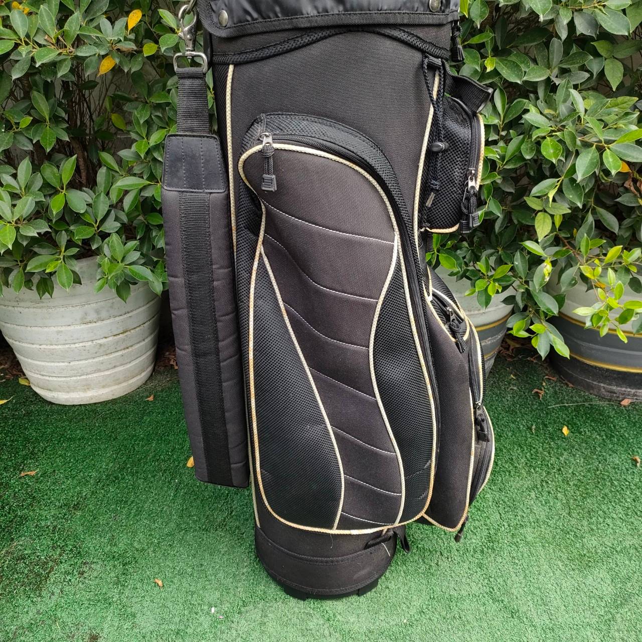 FULLSET WILSON KILLER WHALE ทั้งชุดประกอบด้วย หัวไม้ 1 3 5 ก้าน KILLER WHALE FLEX R ชุดเหล็ก 3-9 เเละ PW SW PUTTER WILSON พร้อมถุงกอล์ฟ WILSON เดิมๆทั้งชุด ครบเลยครับ พร้อมออกรอบได้เลยครับ ไม่ต้องซื้ออะไรเพิ่มแล้ว