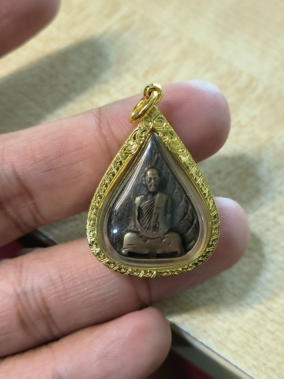 กรอบพระทอง แกะลายรอบองค์หน้าหลัง ยกซุ้มบน สวยงามคมชัดทุกรายระเอียด เพราะเป็นงานทำมือ ใส่ใจทุกชิ้นงานที่ลงมือทำ