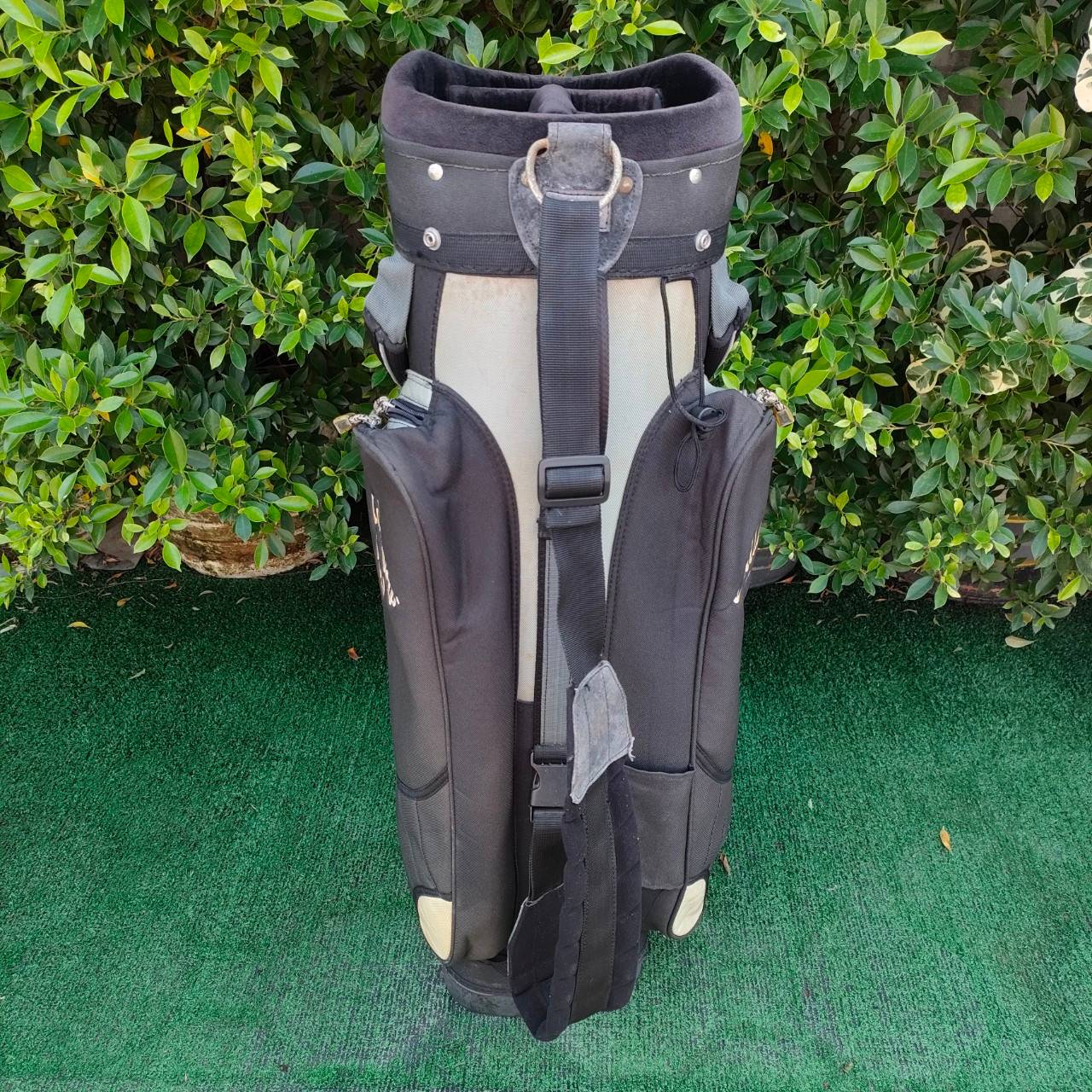 ถุงกอล์ฟ CALLAWAY มือสอง **ตำหนิ มีสีซีด** สภาพโดยรวมใช้ได้ดี ซิปดี ปากถุงดี มีสายสะพาย มือสอง ของแท้ BY NakaraLuxurious