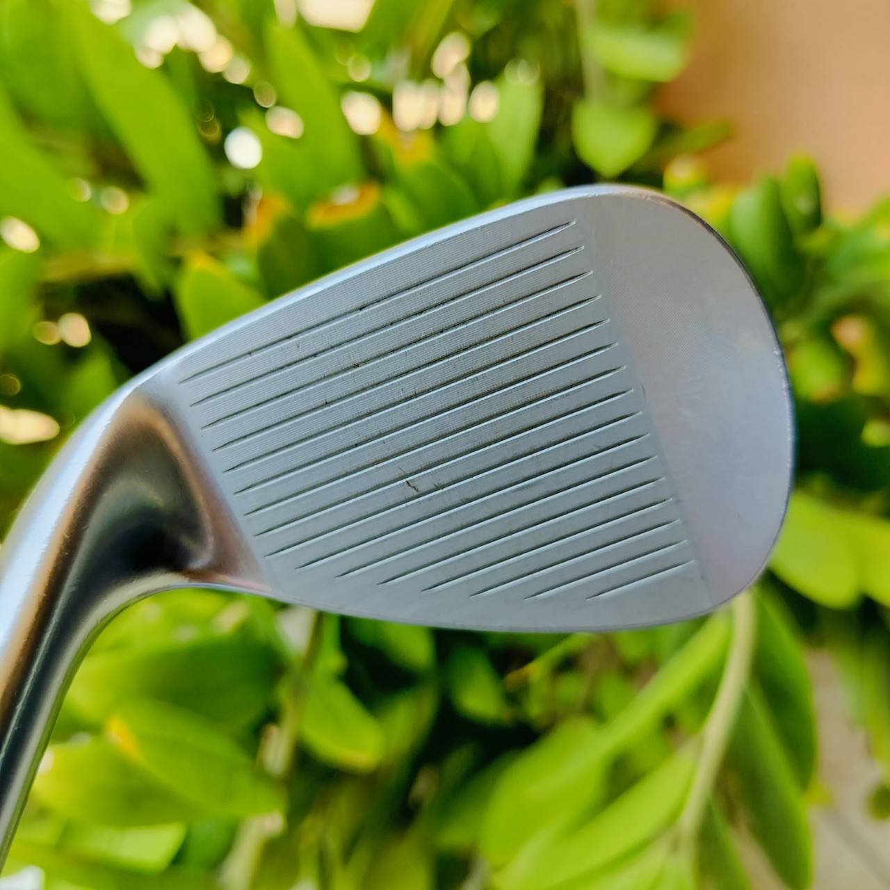 WEDGE Titleist SM6 องศา 50 BONCE 12 F Grind ออกแบบให้ตีเต็มวงได้ดี หรือชิพแบบไม่เปิดหน้าไม้ เหมาะกับ WEDGE องศา 50 อย่างมาก ไม้กอล์ฟพรีเมี่ยมมือสอง ของแท้ By NakaraLuxurious