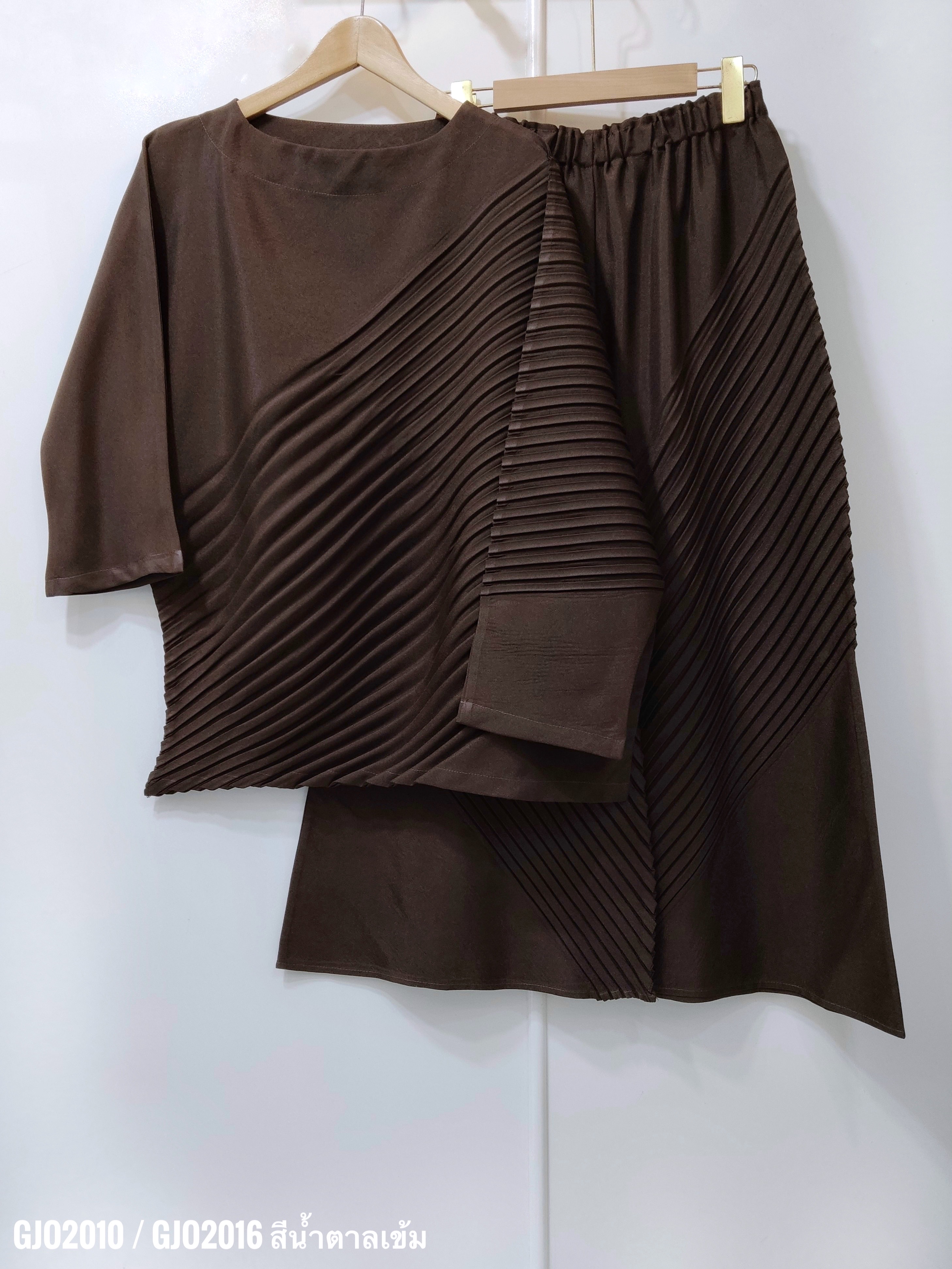 ปรับราคาลง20%!! กก. ยาว34นิ้ว 2MUAY รุ่น GJO2010 / GJO2016 เซ็ตพลีทคุณภาพ CHIC DIAGONAL PLEATED SET 7 สี FREE SIZE