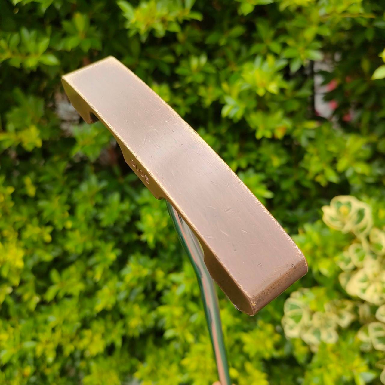 Putter Wilson Staff 2010 Milled Putter ความยาว 34 นิ้ว ก้าน WILSON STAFF 2010 กริฟ เป็นเเบบใหญ่ SUPER STROKE รุ่นนี้เป็นรุ่นที่ดังวัสดุทองแดงแท้ทั้งแท่ง!! ไม้กอล์ฟมือสอง ของแท้ BY NakaraLuxurious