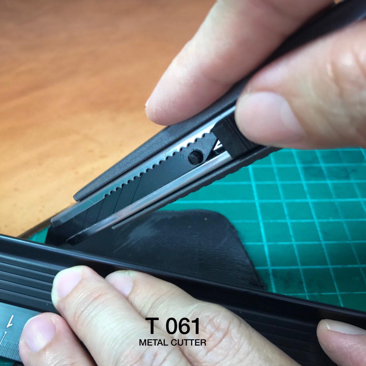 T061 คัตเตอร์ด้ามโลหะ ใบมีด 30องศา น้ำหนักดี อุปกรณ์งานทำมือ leatherbrass**ราคาต่ออัน**