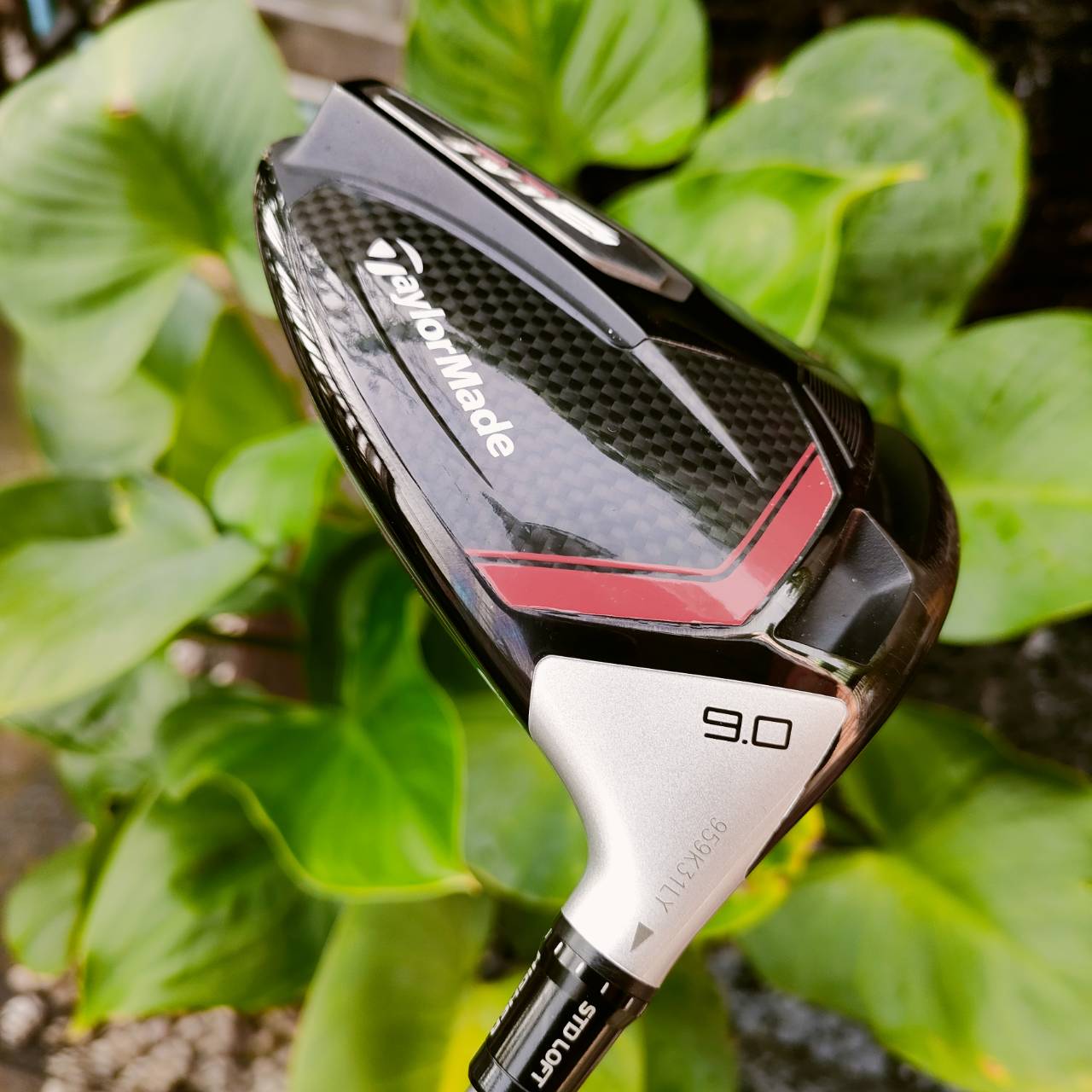 Driver Taylormade M6 องศา 9.0 Speed Injected Twist Face หน้าไม้ไทเทเนียมที่บางเฉียบ ยืดหยุ่นจนเกินค่ากำหนดตามกฎ แต่ฉีดเรซิ่นเข้าไปที่สองจุดหน้าไม้ เพื่อไม่ให้บางเกินขีดและยังคงมีความเร็วที่สูงสุด ไม้กอล์ฟพรีเมี่ยมมือสอง ของแท้ By NakaraLuxurious