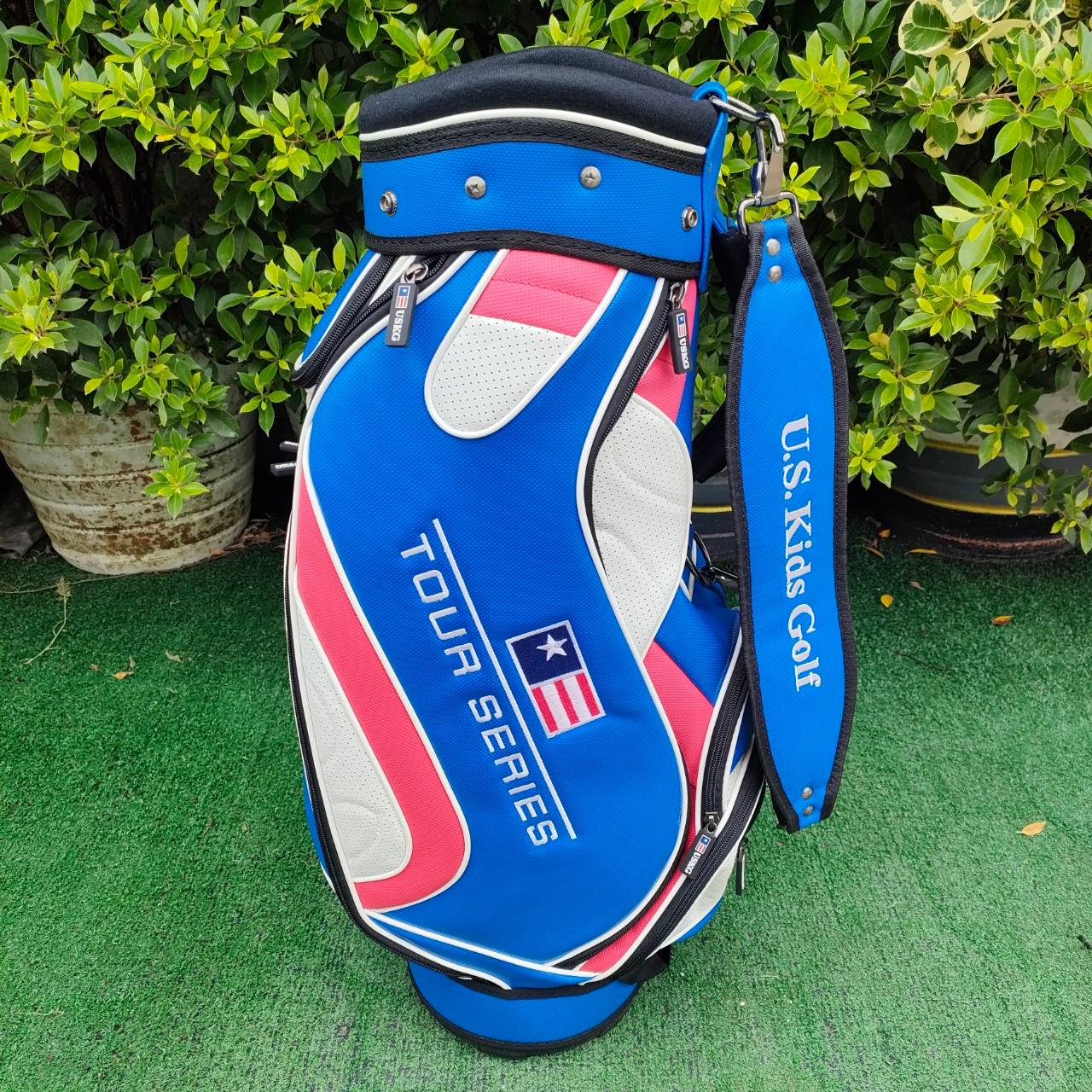 ถุงกอล์ฟเด็ก U.S.KIDS GOLF TOUR SERIES - สีน้ำเงิน ขนาดไชส์ของถุง ปากถุง 7.5 นิ้ว ความสูงของถุงกอล์ฟ 28 นิ้ว ถุงกอล์ฟที่ดีที่สุด สำหรับเยาชน ถุง TOUR มือหนึ่ง ของแท้ BY NakaraLuxurious