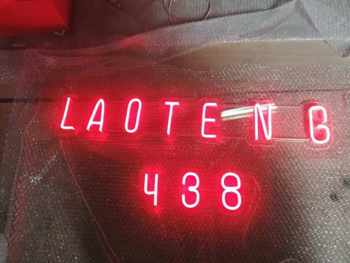 ป้ายไฟดัดสีแดง วางบนอคิลิคใส- L A O T E N 438